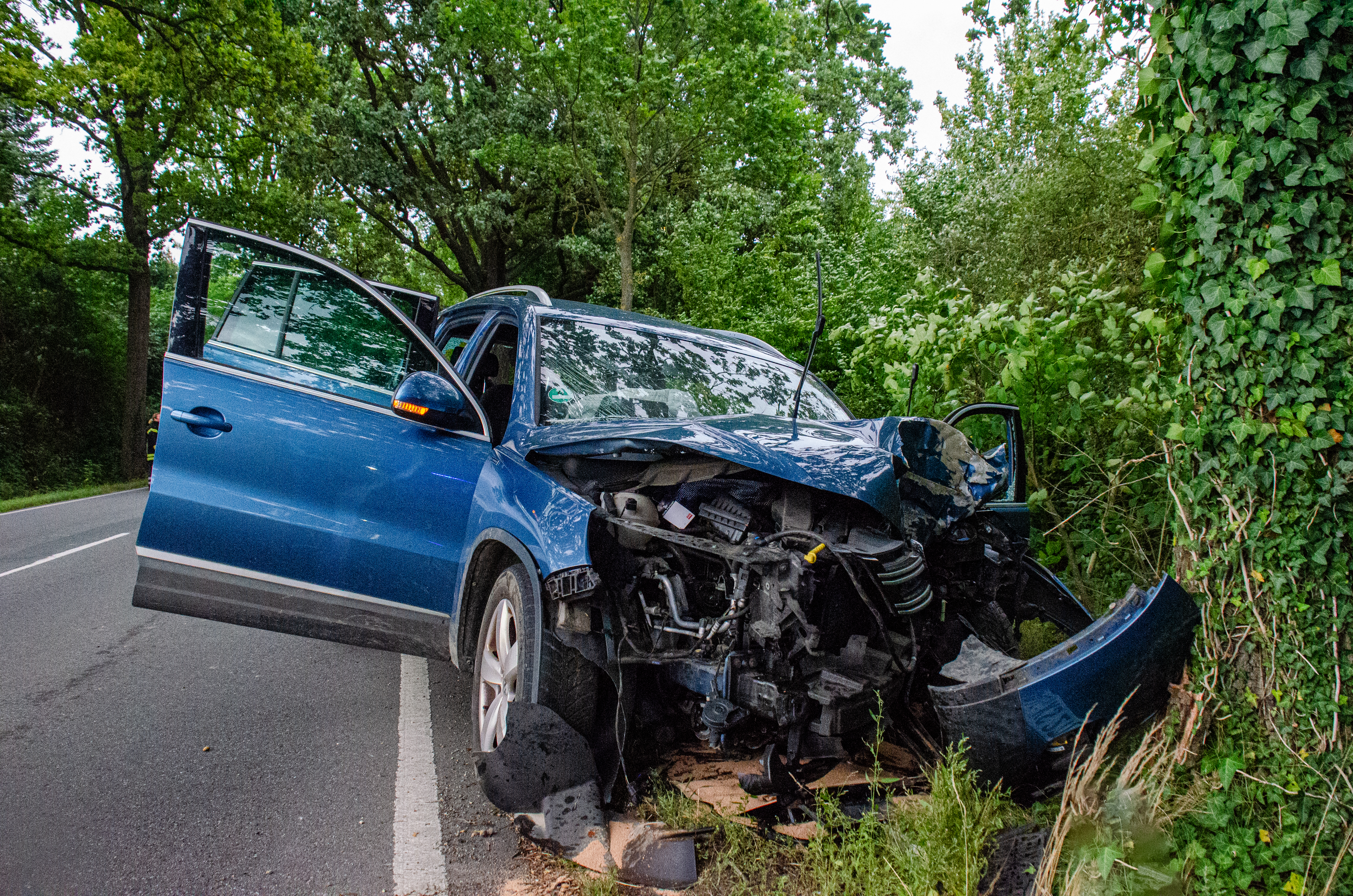 Ein 44 Jahre alter Autofahrer ist auf der Strecke von Hildesheim in Richtung Sibbesse von der Fahrbahn abgekommen und gegen einen Baum geprallt.