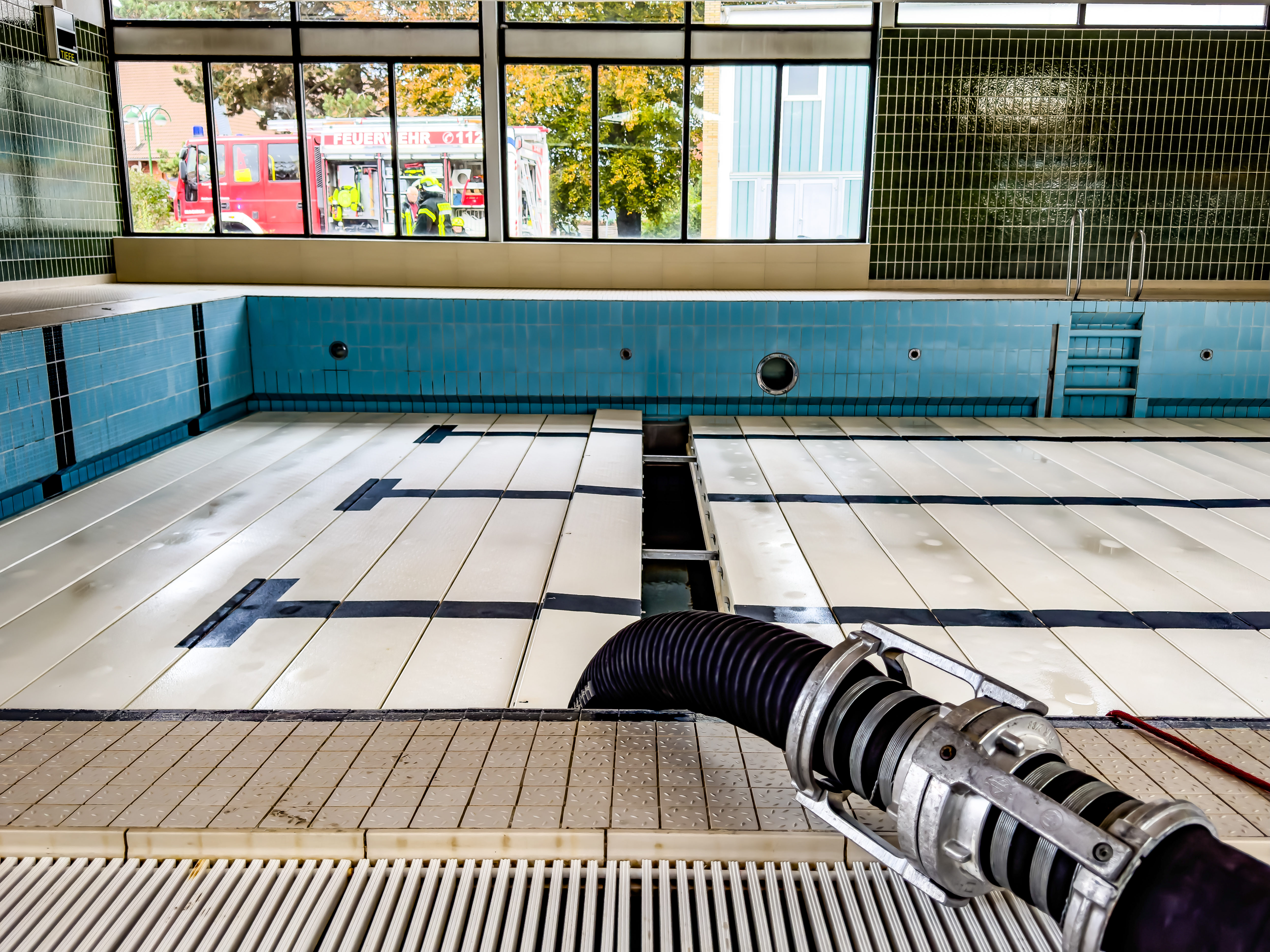 100 Kubikmeter Wasser pumpte die Feuerwehr aus dem Becken der Schwimmhalle. 350 weitere aus dem Keller.