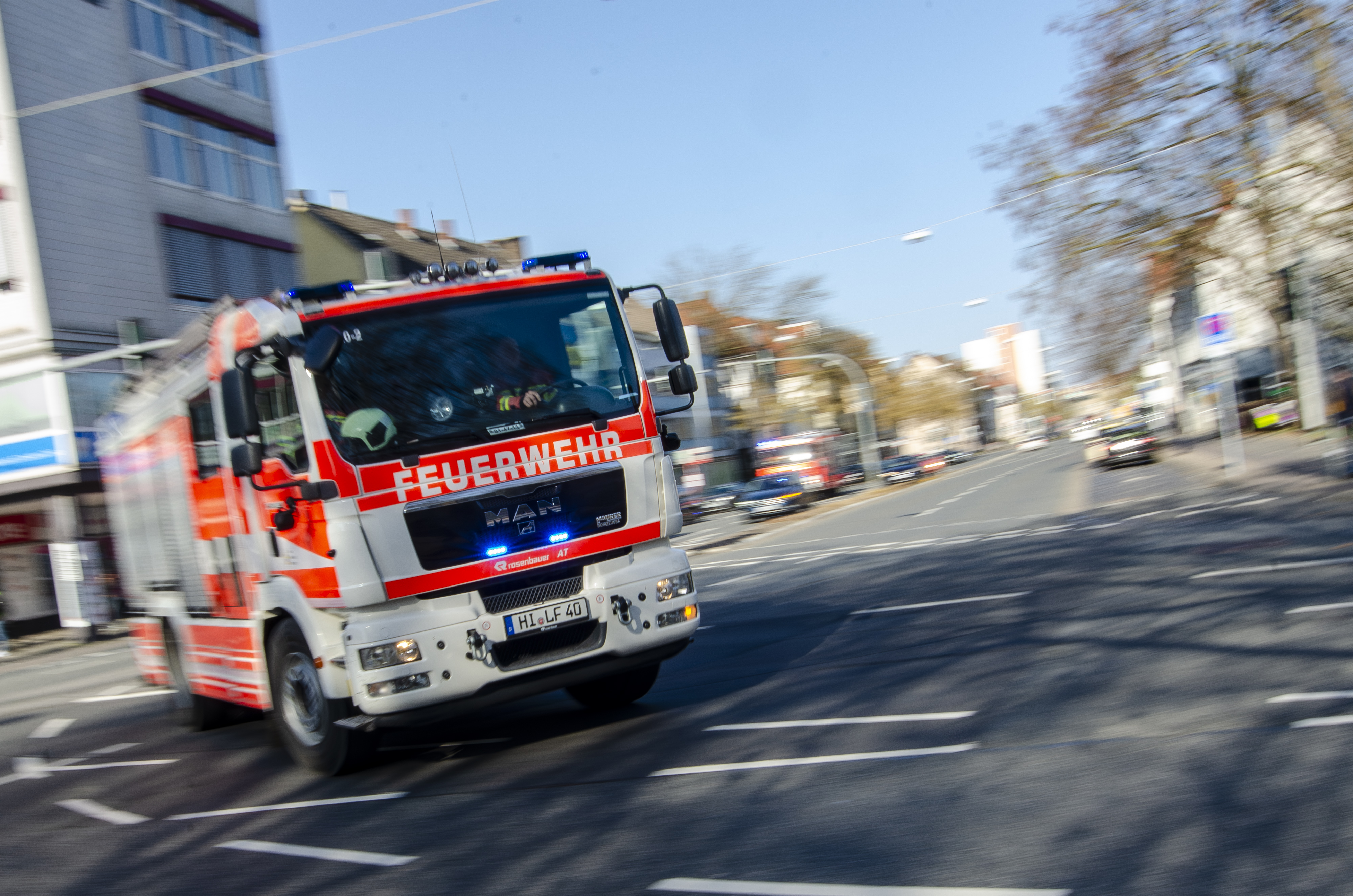 In Sarstedt brannte am Freitagabend der Inhalt zweier Papiercontainer und eines Mülleimers. Die Brandursache ist bislang unbekannt.