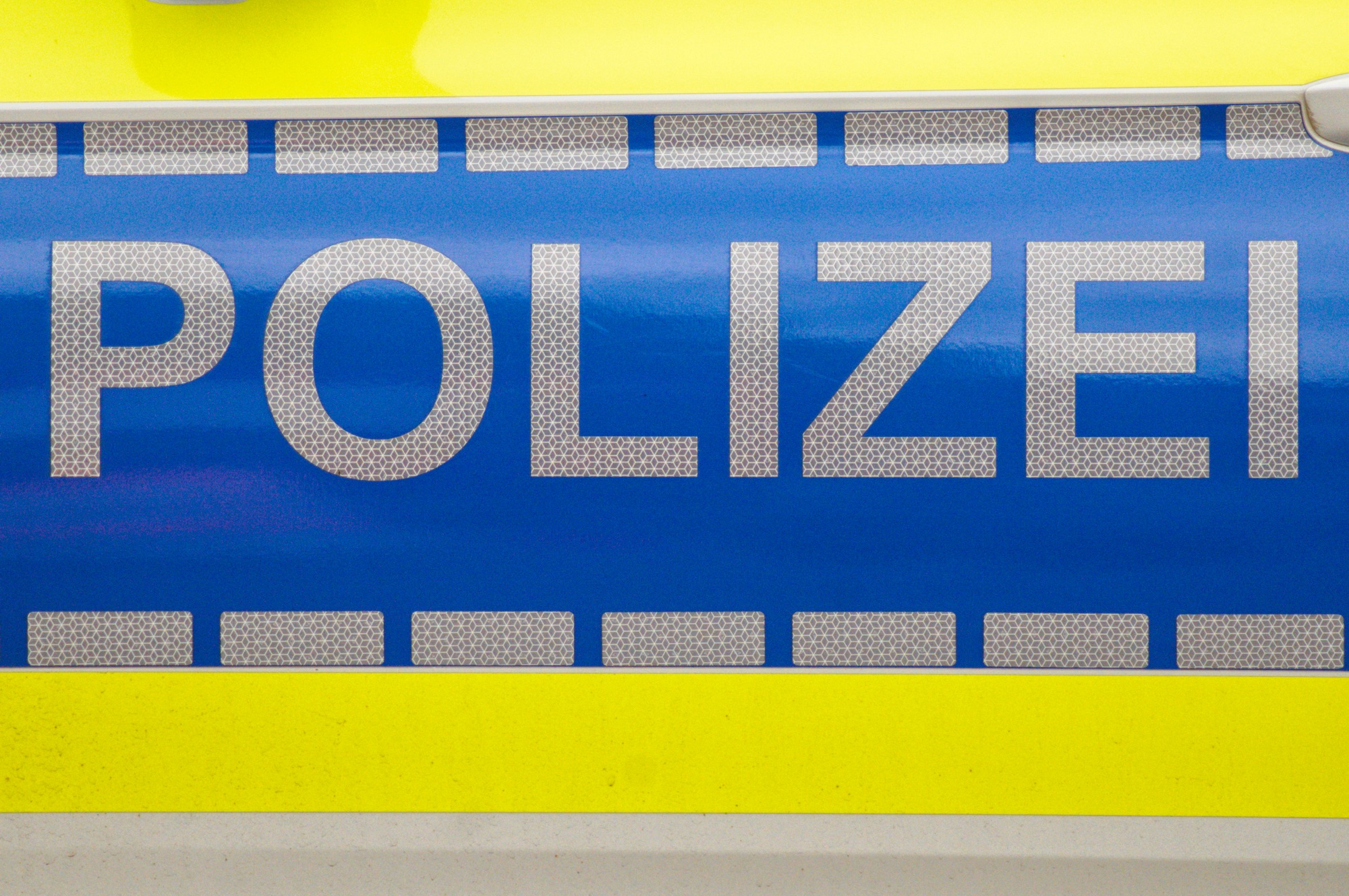 VW überschlägt sich auf dem Kennedydamm