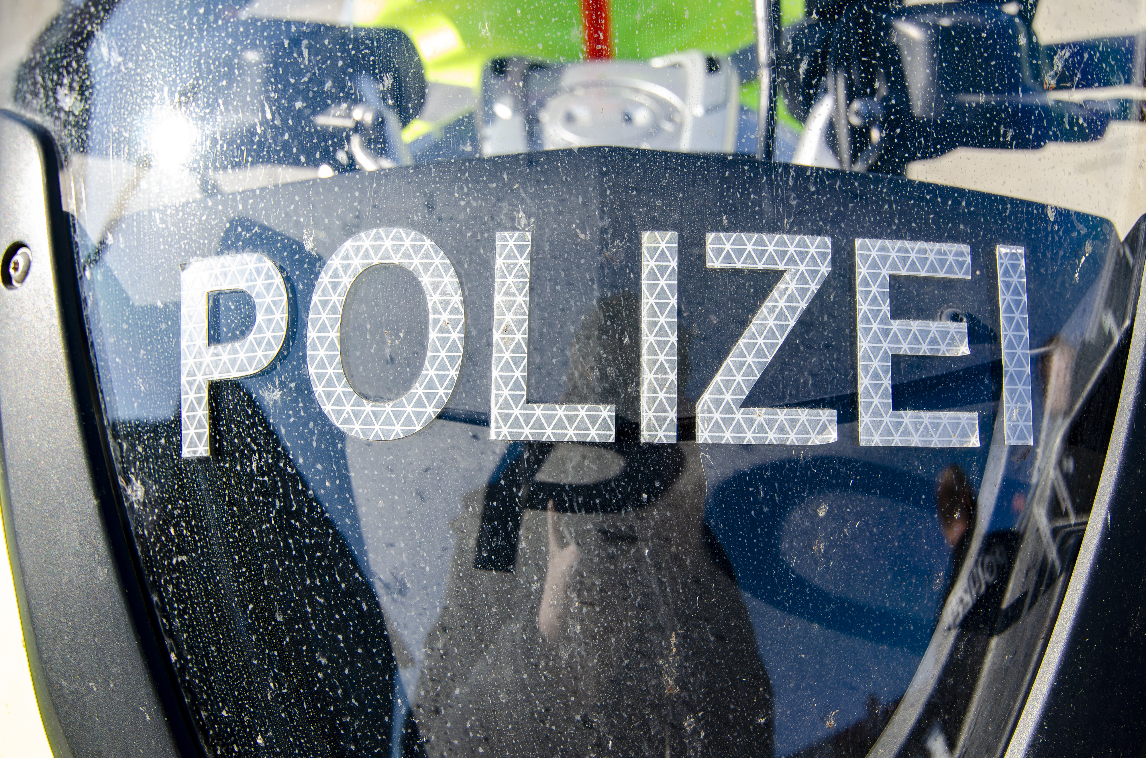 Eine beschädigte Scheibe an einer Bushaltestelle bringt 1000€ Schaden.
