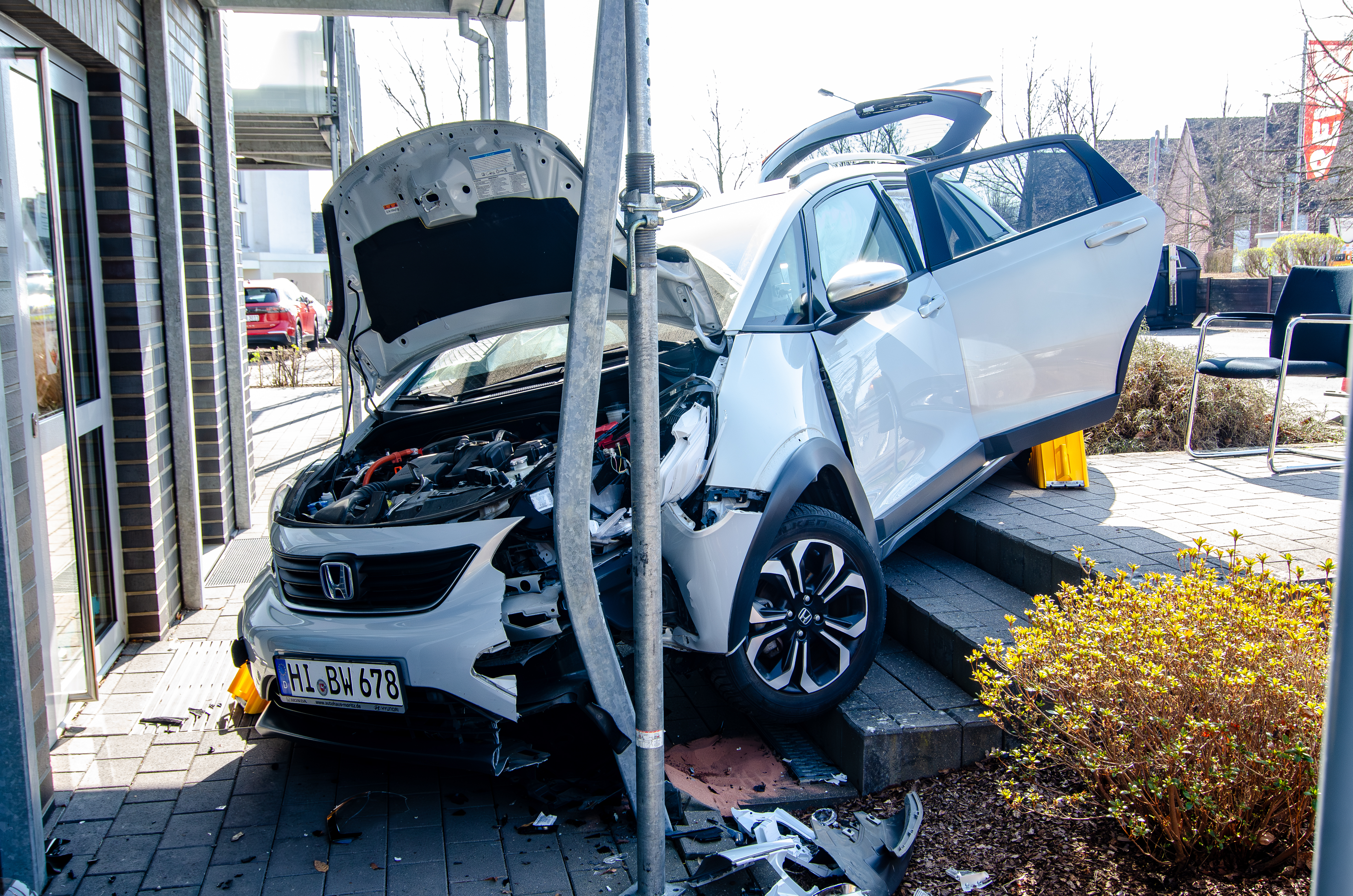 Senior fährt in Hauswand – zwei Leichtverletzte in Hildesheim