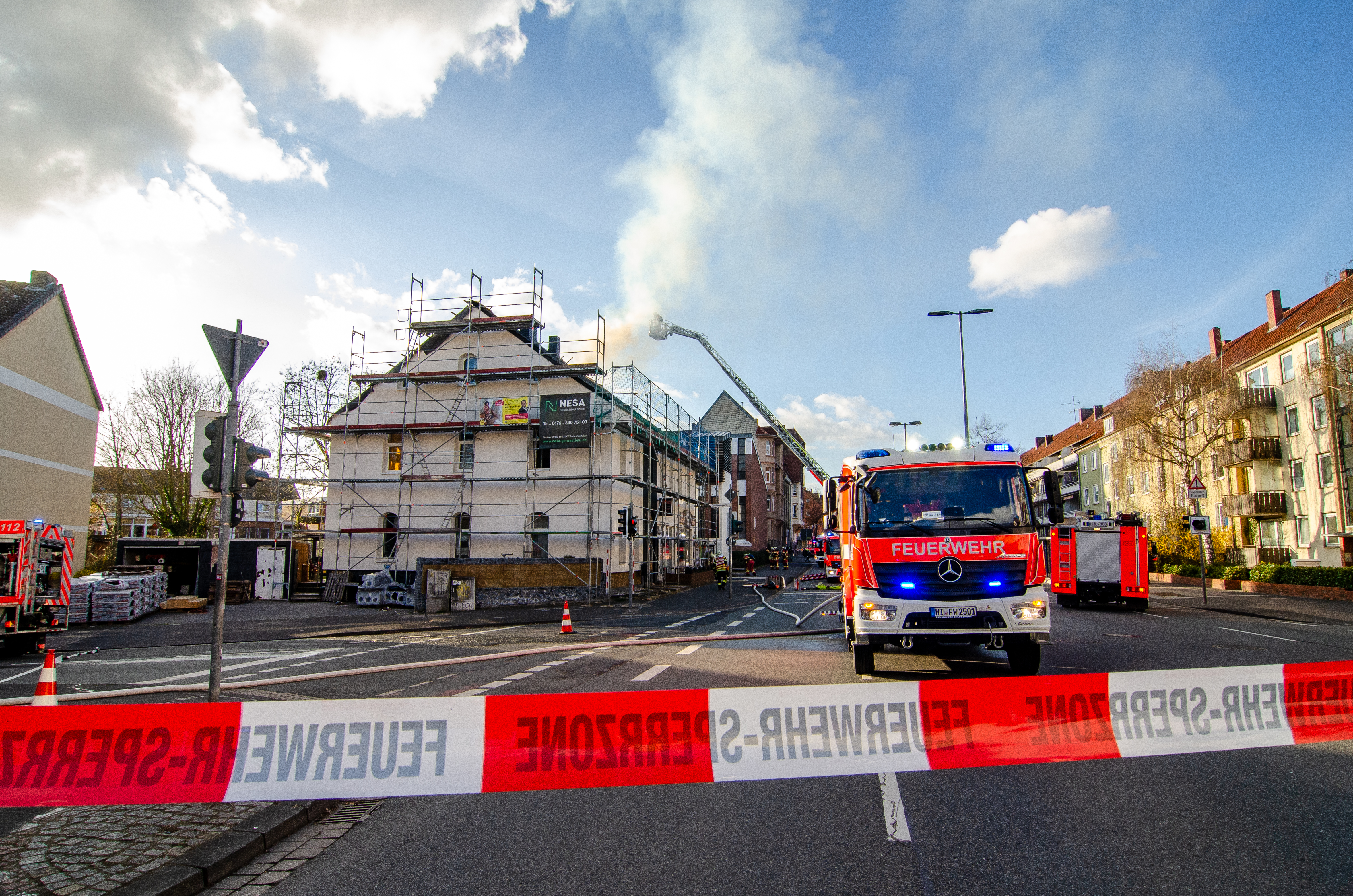 Dachstuhlbrand in Hildesheim – Feuerwehr mit Großaufgebot im Einsatz