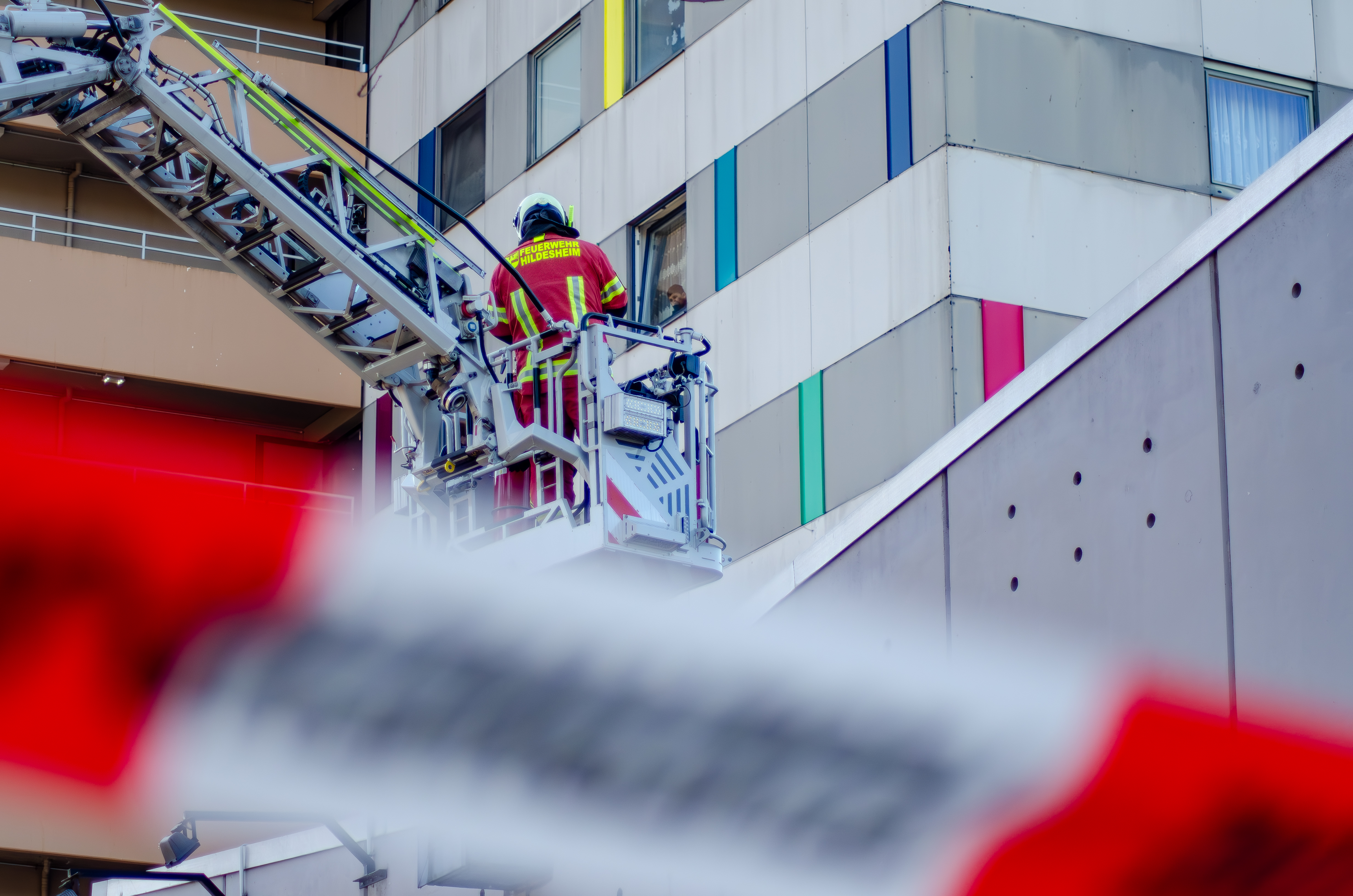 Brand auf Dach der Schwimmhalle – Feuerwehr schnell vor Ort