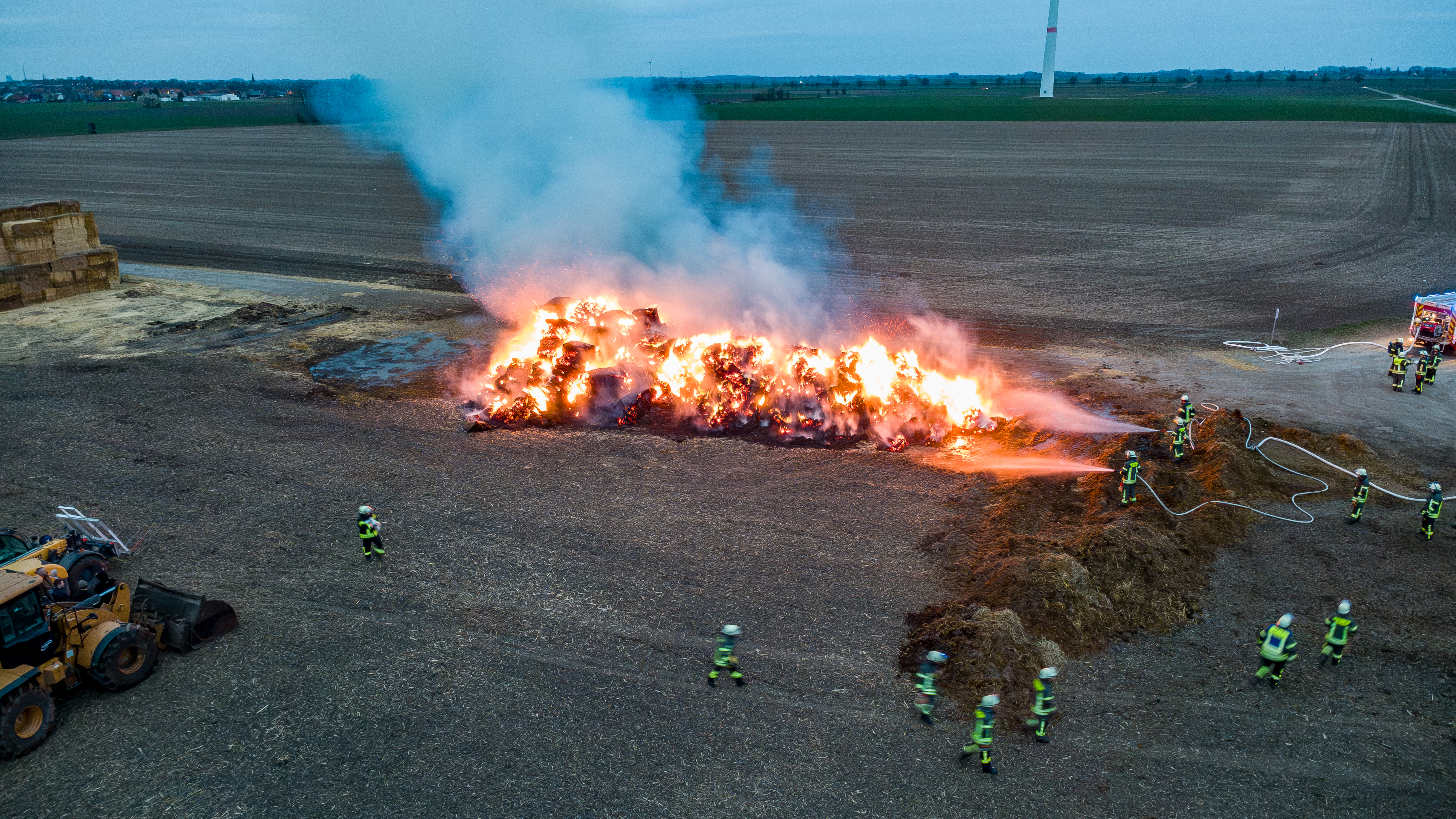 Strohballenbrand bei Harsum: Feuerwehr lässt Strohmiete kontrolliert abbrennen