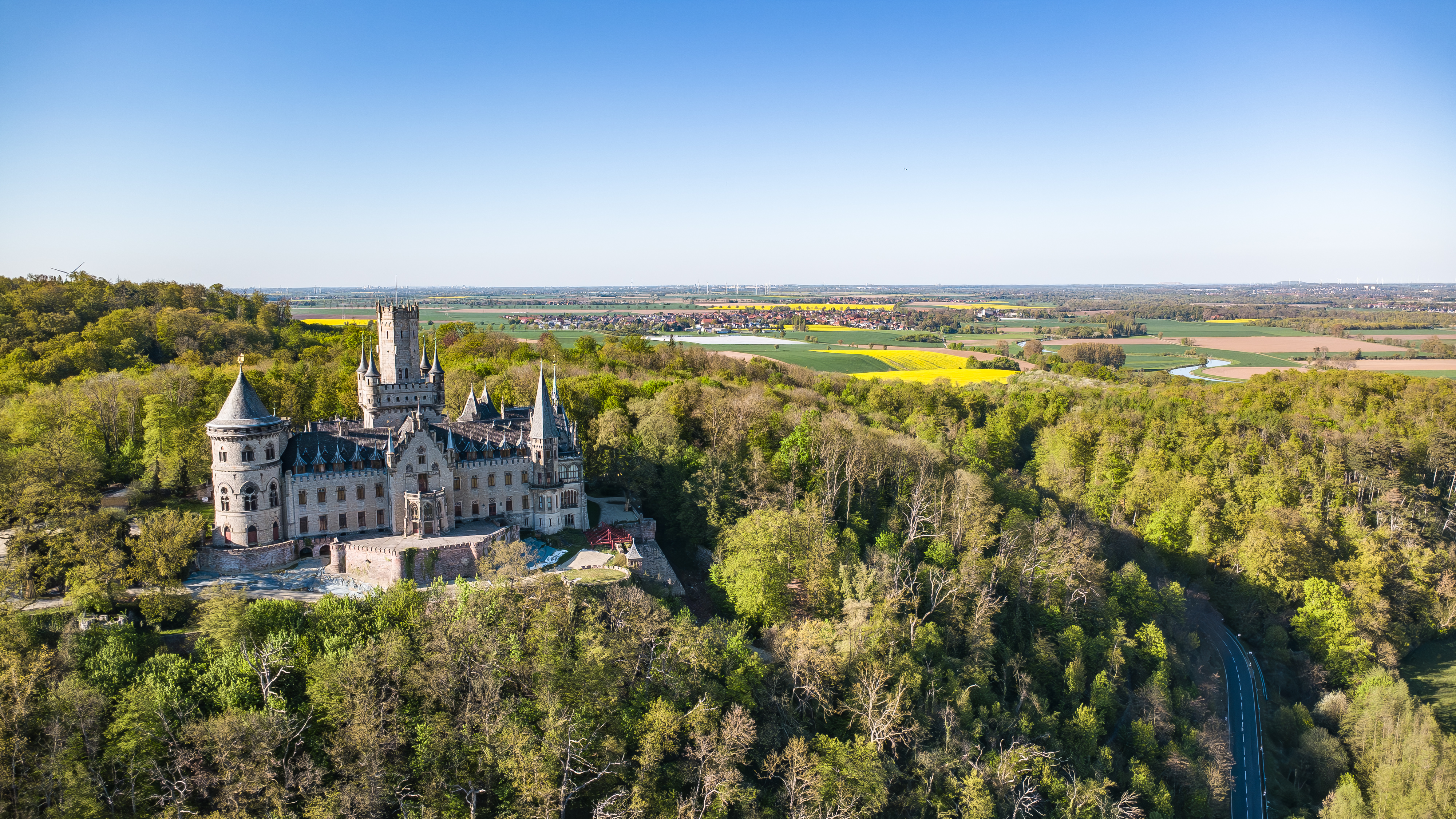Schloss Marienburg aus der Luft. Hier sollen die Dreharbeiten Stadtfinden.