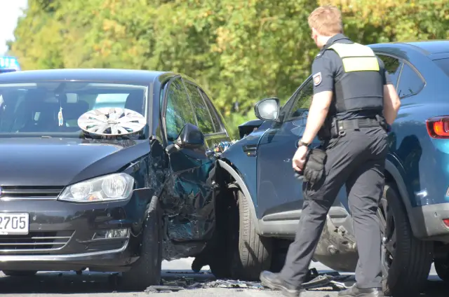 Einsatzkräfte der Polizei sichern Spuren.