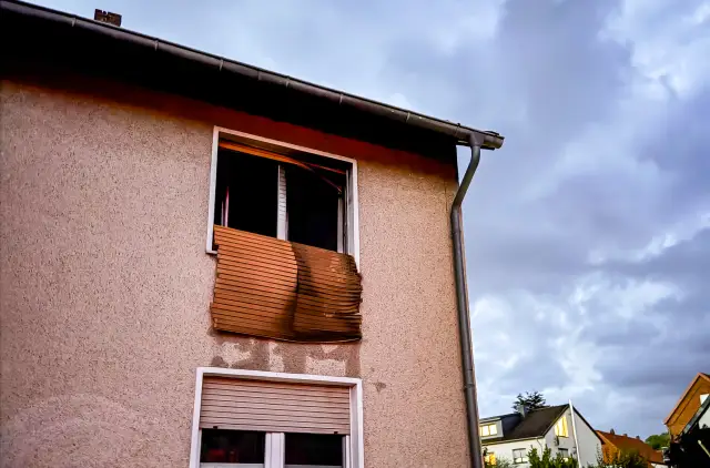 Nach einem Brand ist ein Einfamilienhaus an der Rhedener Hauptstraße derzeit nicht mehr bewohnbar. Verletzt wurde niemand.