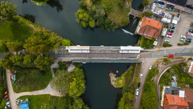Die Leinebrücke in Freden aus der Vogelperspektive: Bald sind die Arbeiten abgeschlossen – doch ein bitterer Beigeschmack bleibt.