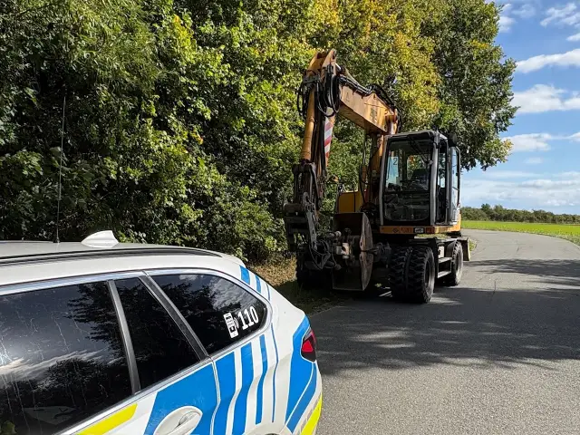 Endstation bei Hotteln: Die Polizei begleitete den verirrten Bagger von der A7. Für den Fahrer endete die ungewöhnliche Autobahnfahrt mit einem Bußgeld.