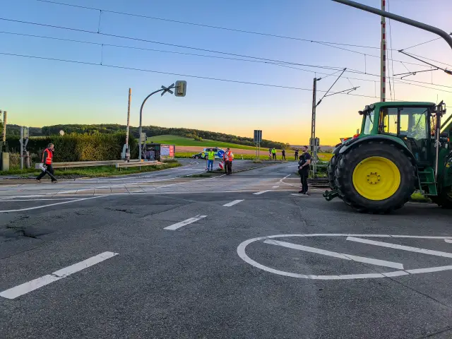 Zwei Stunden war der Bahnübergang in Himmelsthür gesperrt. Grund dafür Futtermais.
