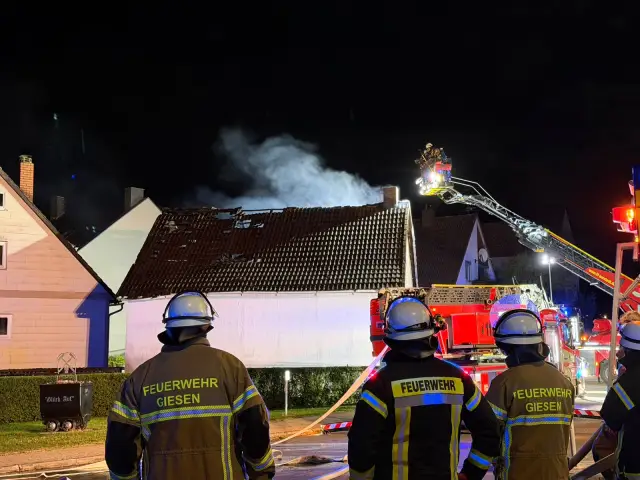 In einem leerstehenden Gebäude in Giesen ist ein Feuer ausgebrochen. Das betroffene Haus befindet sich am Landwehrweg, Ecke Schöne Aussicht.