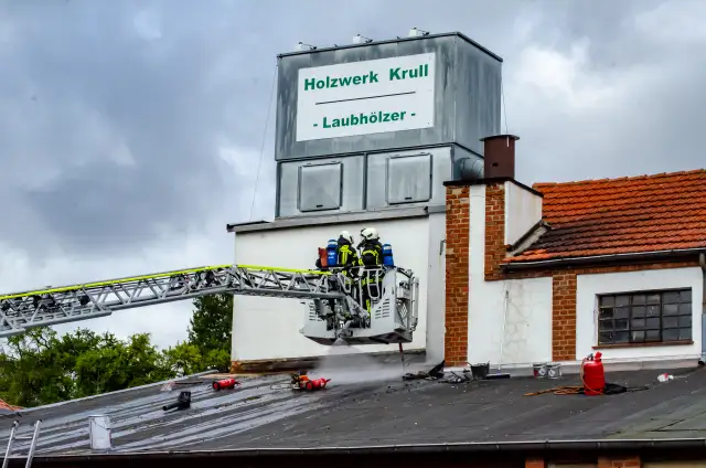 Einsatzkräfte der Feuerwehr löschen einen Brand am Sägewerk in Eitzum.