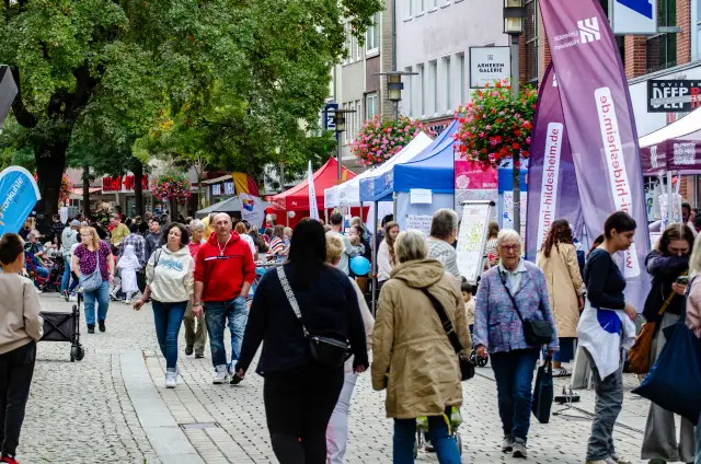 Am Samstag flanierten hunderte Menschen durch die Fußgängerzone und die Meile der Demokratie.