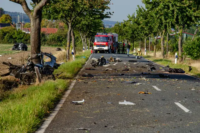 Die Teile des beschädigten Autos verteilen sich über die Unfallstelle