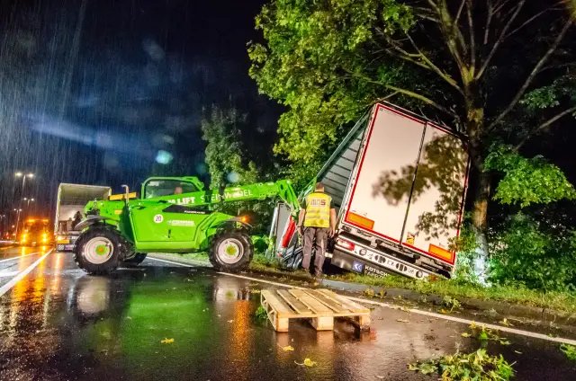 Der Lastkraftwagen musste aufwendig leergeräumt werden bevor er geborgen wurde. Der Verkehr in Richtung Autobahn war gesperrt.