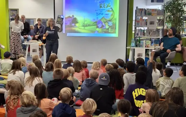 Beim Abschlussfest des Antolin-Sommerleseclubs in der Stadtbibliothek las Autor und Illustrator Florian Fuchs aus den Abenteuern von Leonie und dem Dinosaurier Tiberius Rex.