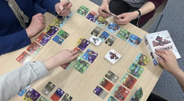 Gemeinsam am Spieltisch: Beim SpielTreff der Stadtbibliothek Hildesheim können Interessierte ab acht Jahren ausgewählte Spiele ausprobieren und andere Spielebegeisterte kennenlernen.