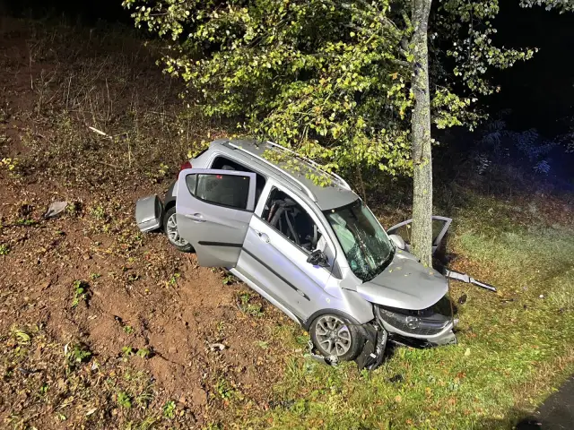 Bei einem Unfall auf der Kommunalen Entlastungsstraße in Bad Salzdetfurth wurde eine 49-jährige Autofahrerin schwer verletzt. Ihr Opel Karl prallte gegen zwei Straßenbäume.