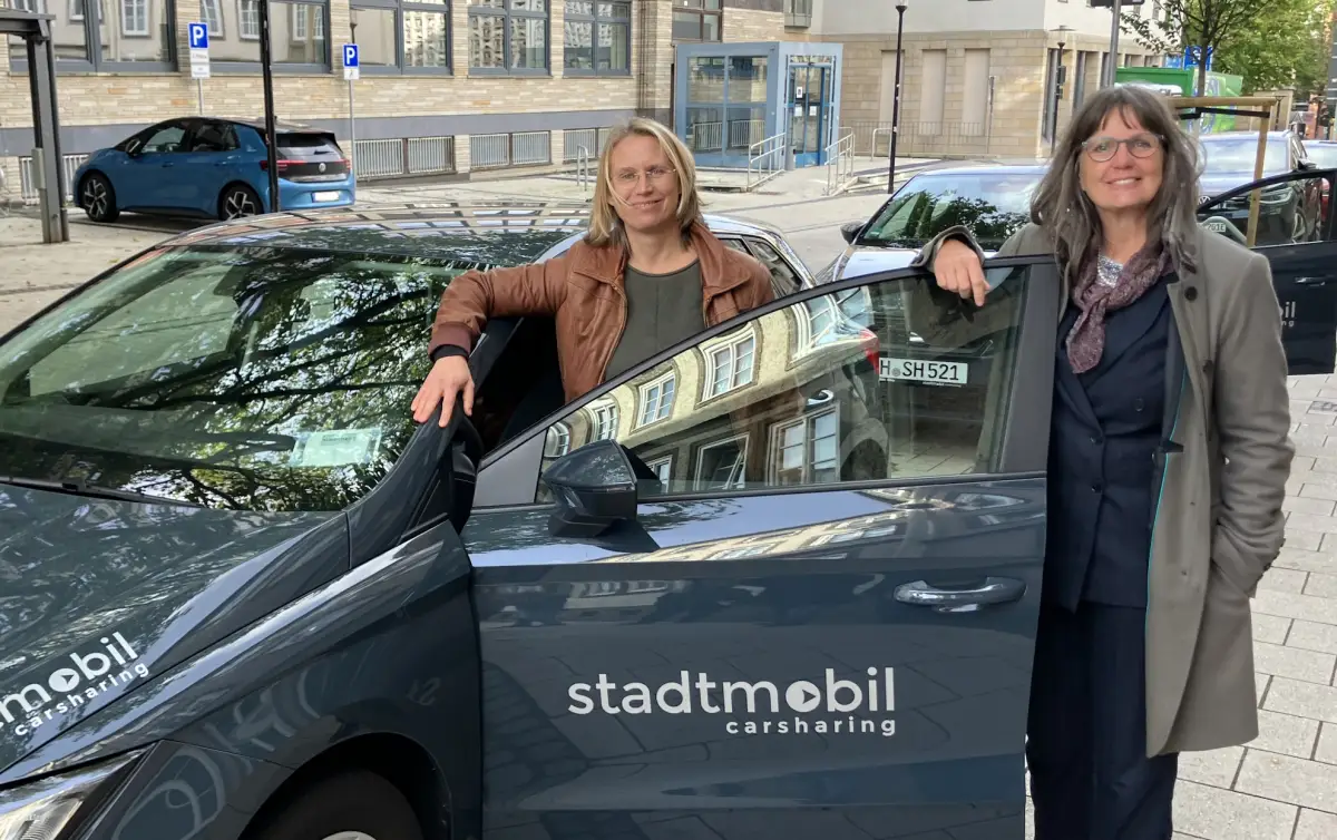 Maaret Westphely (l.), Geschäftsführerin von Stadtmobil Hannover, und Stadtbaurätin Andrea Döring zum Start des neuen Carsharing-Angebots in Hildesheim.