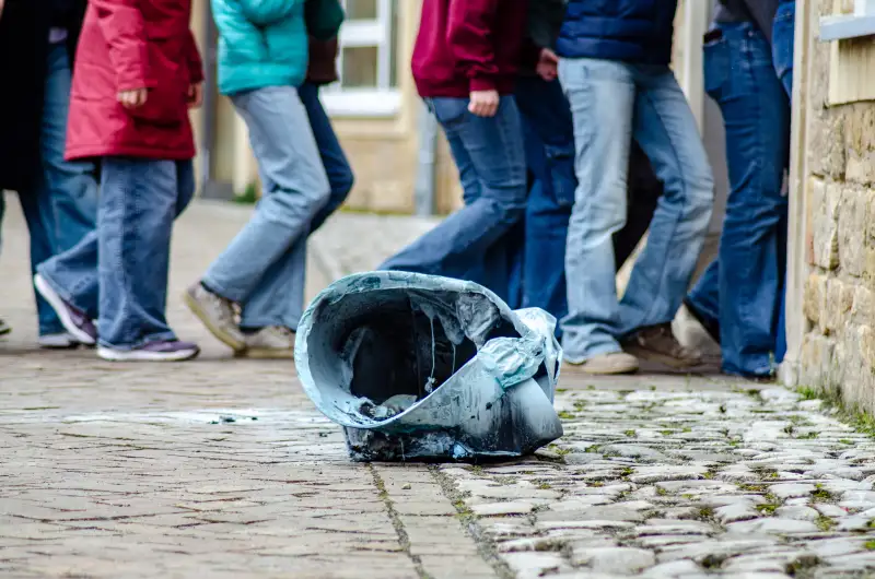 Zwei Verletzte bei Mülleimerbrand in Hildesheimer Schule