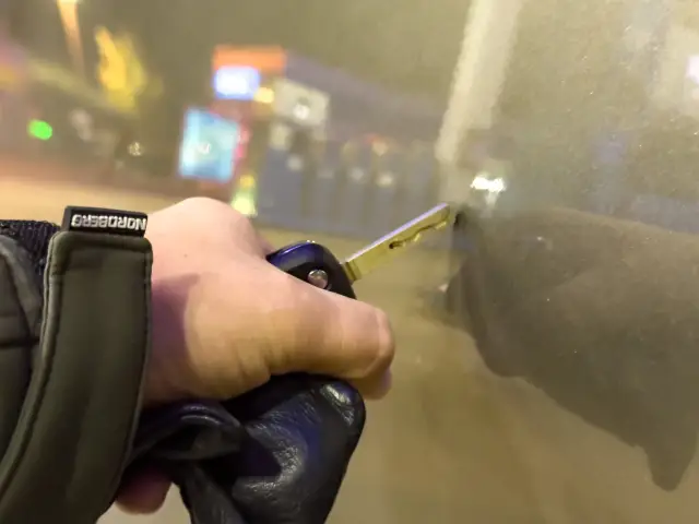 Vier geparkte Autos wurden in Sarstedt in der Nacht zum 20. Oktober rundherum zerkratzt. Die Polizei bittet um Zeugenhinweise.