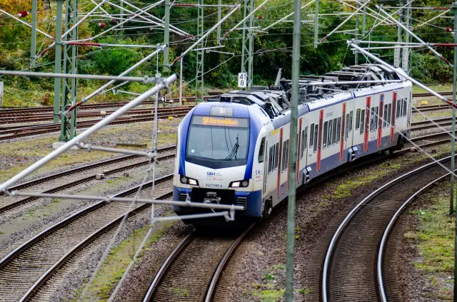 Dei S4 bei der Einfahrt in den HIldesheimer Hauptbahnhof. RE10 als alternative zwischen Hildesheim und Hannover.