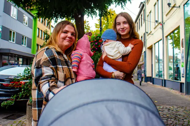 Michelle Reisch (l) und Tia Oertwig die beiden Gründerinnen der Buggy-Bande. Kennengelernt haben sie sich im Krankenhaus.