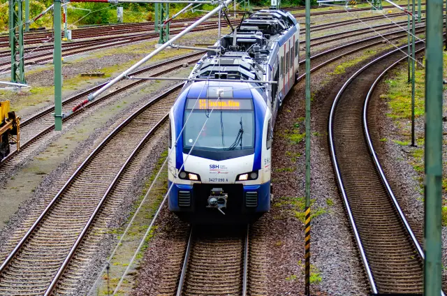 Die S4 fährt in den Bahnhof Hildesheim. 2027 wird dieses Bild ausbleiben.