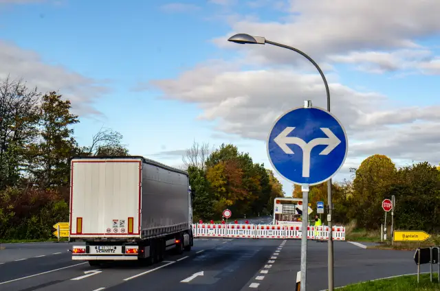 Ein Tag früher als angekündigt ist die Bundesstraße 3 zwischen Banteln und dem Eimer Kreuz gesperrt. Autofahrer sind sichtlich irritiert über die kurzfristige Sperrung.