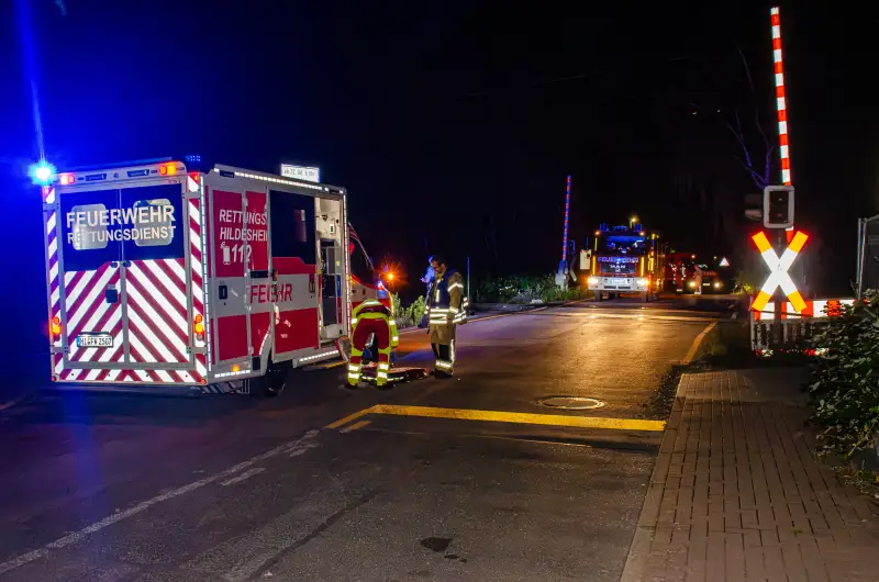 Rettungskräfte am Bahnübergang Giebelstiegstraße