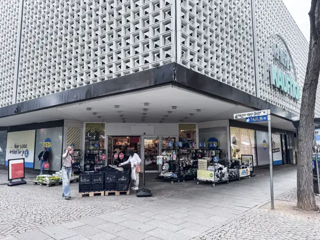 Der letzte öffnungstag an der Almsstraße. Müssen alle Beschäftigten gehen?