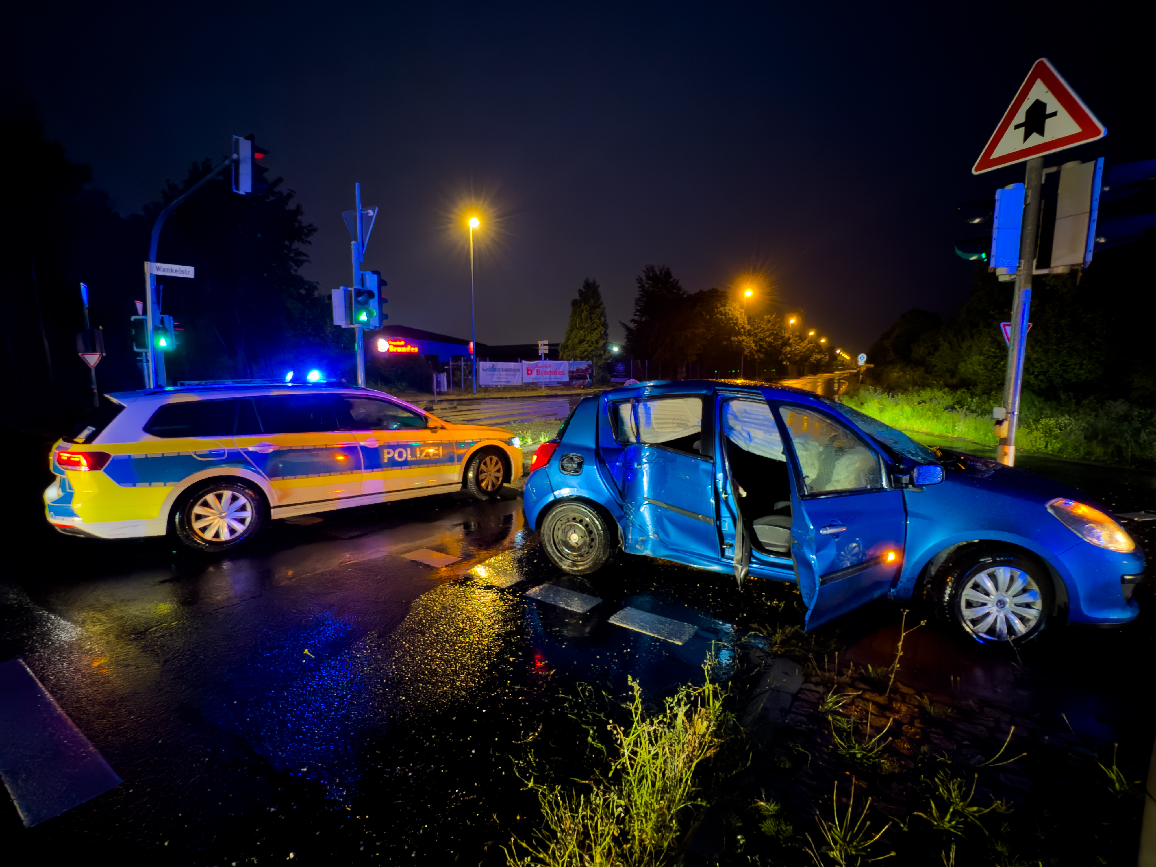 Unfall an der Kreuzung B1/Wankelstraße mit einem leicht verletzten in Hildesheim.