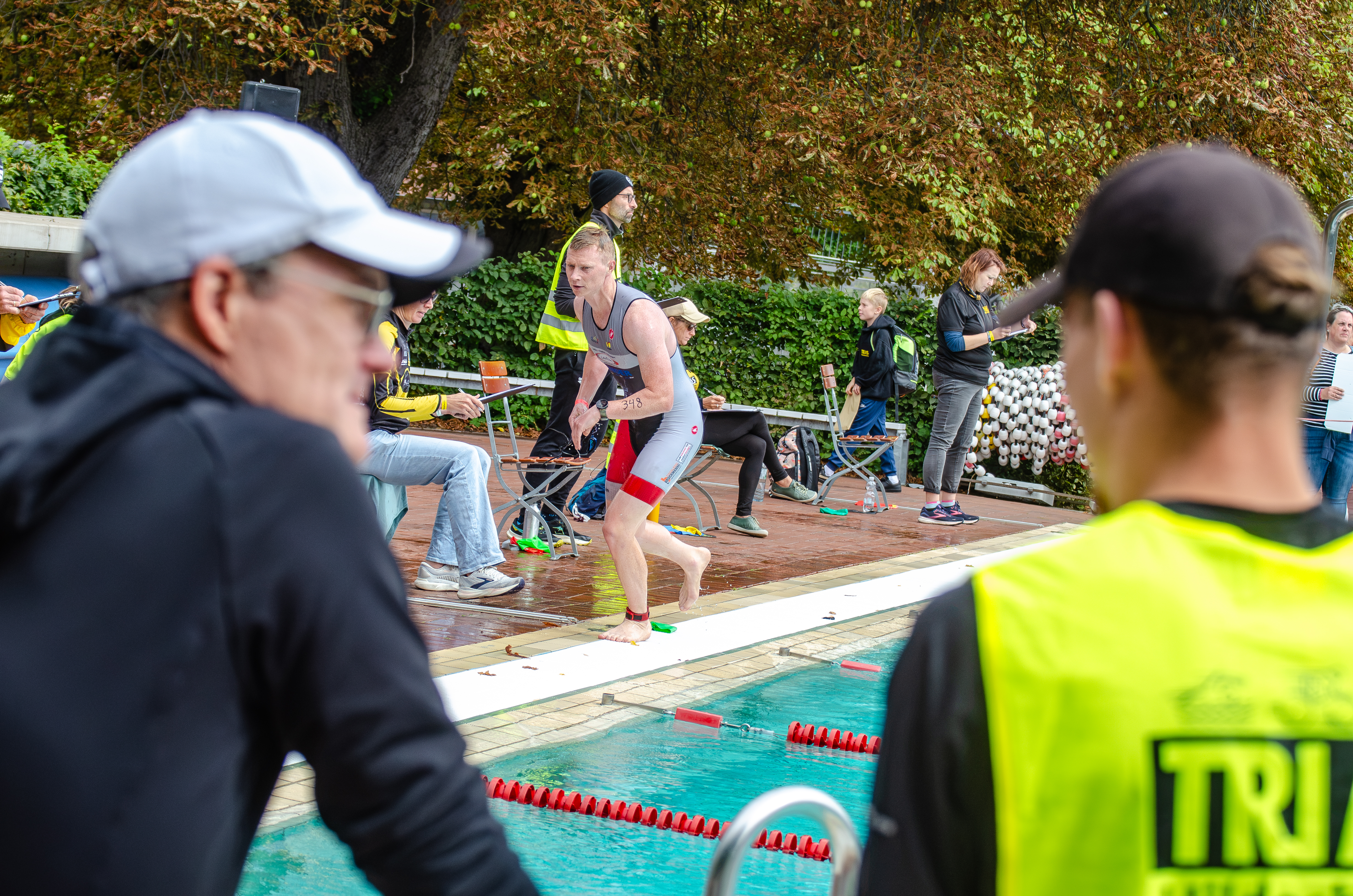 Nach dem Schwimmen geht es in die Wechselzone.