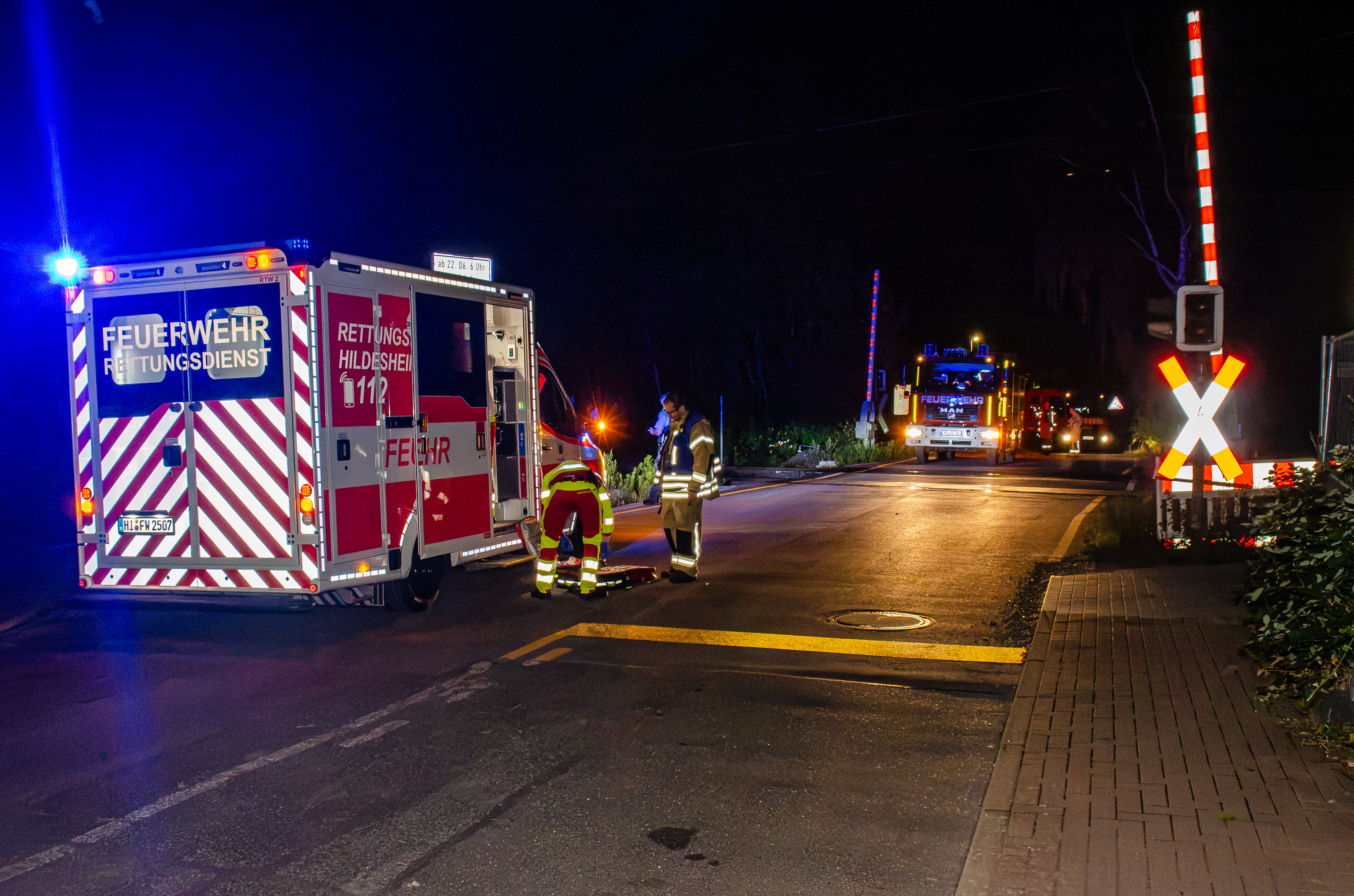 Rettungskräfte am Bahnübergang Giebelstiegstraße