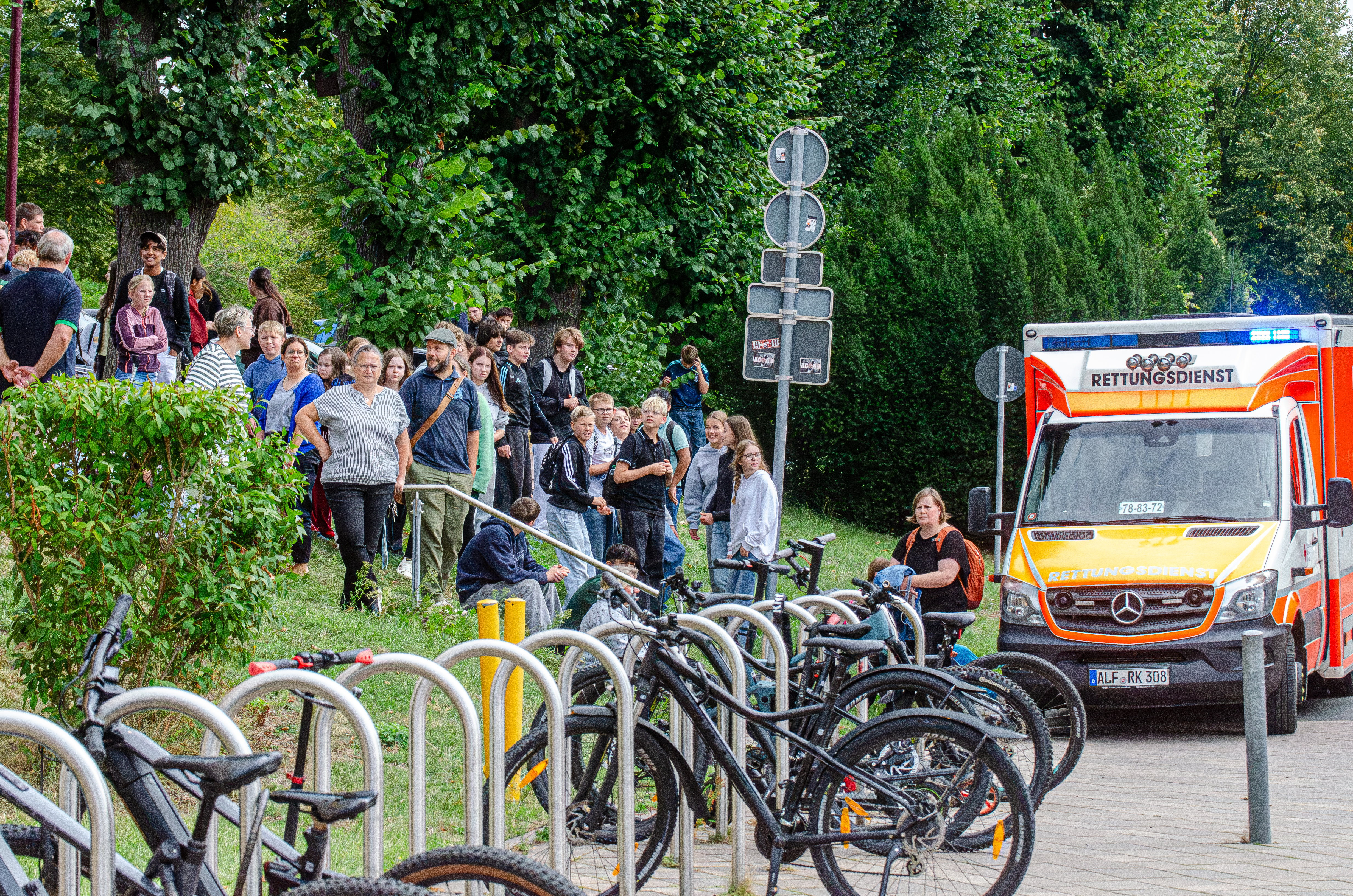 Schülerinen und Schüler mussten am Mittag das Schulgebäude verlassen.