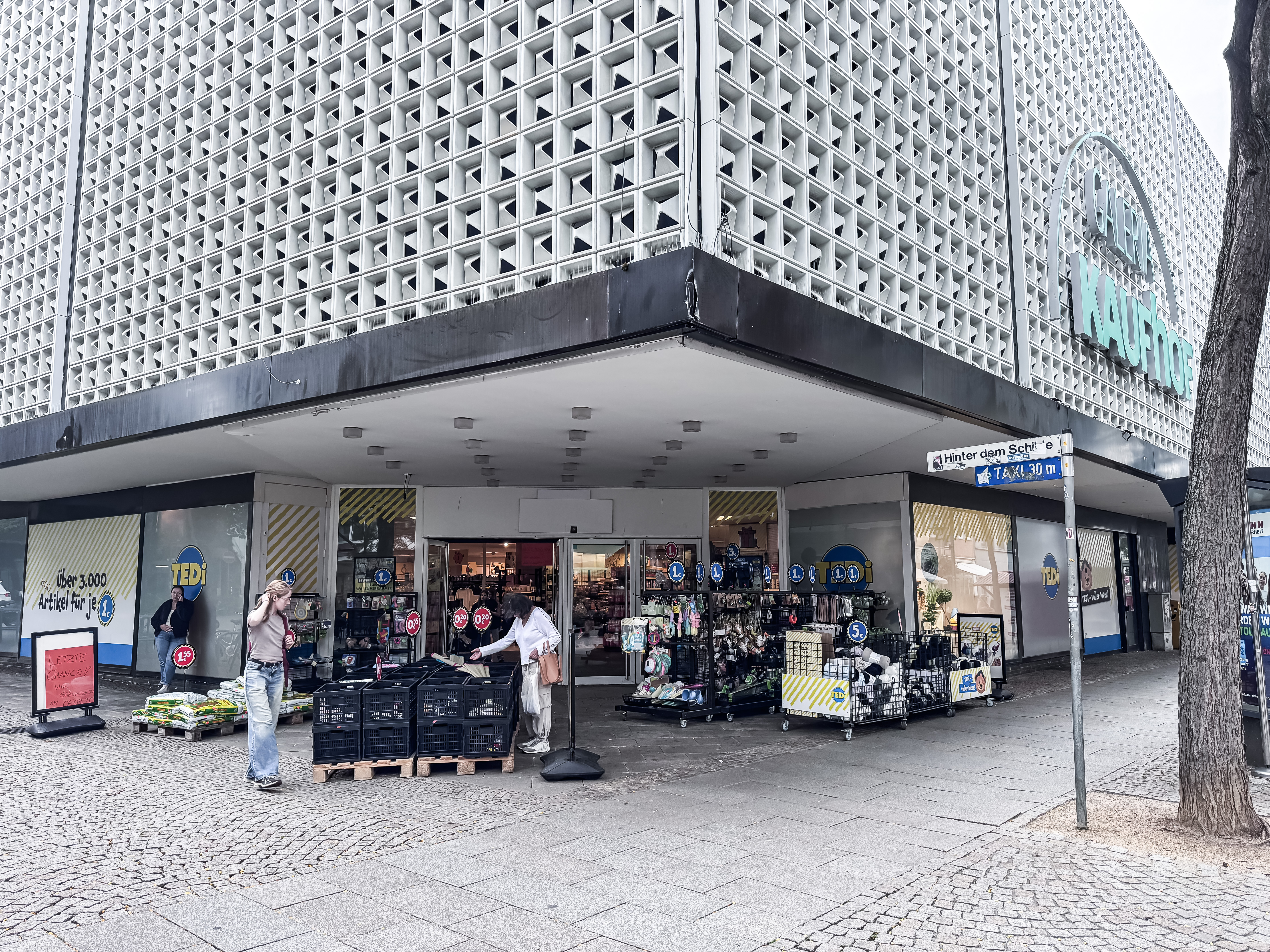 Der letzte öffnungstag an der Almsstraße. Müssen alle Beschäftigten gehen?