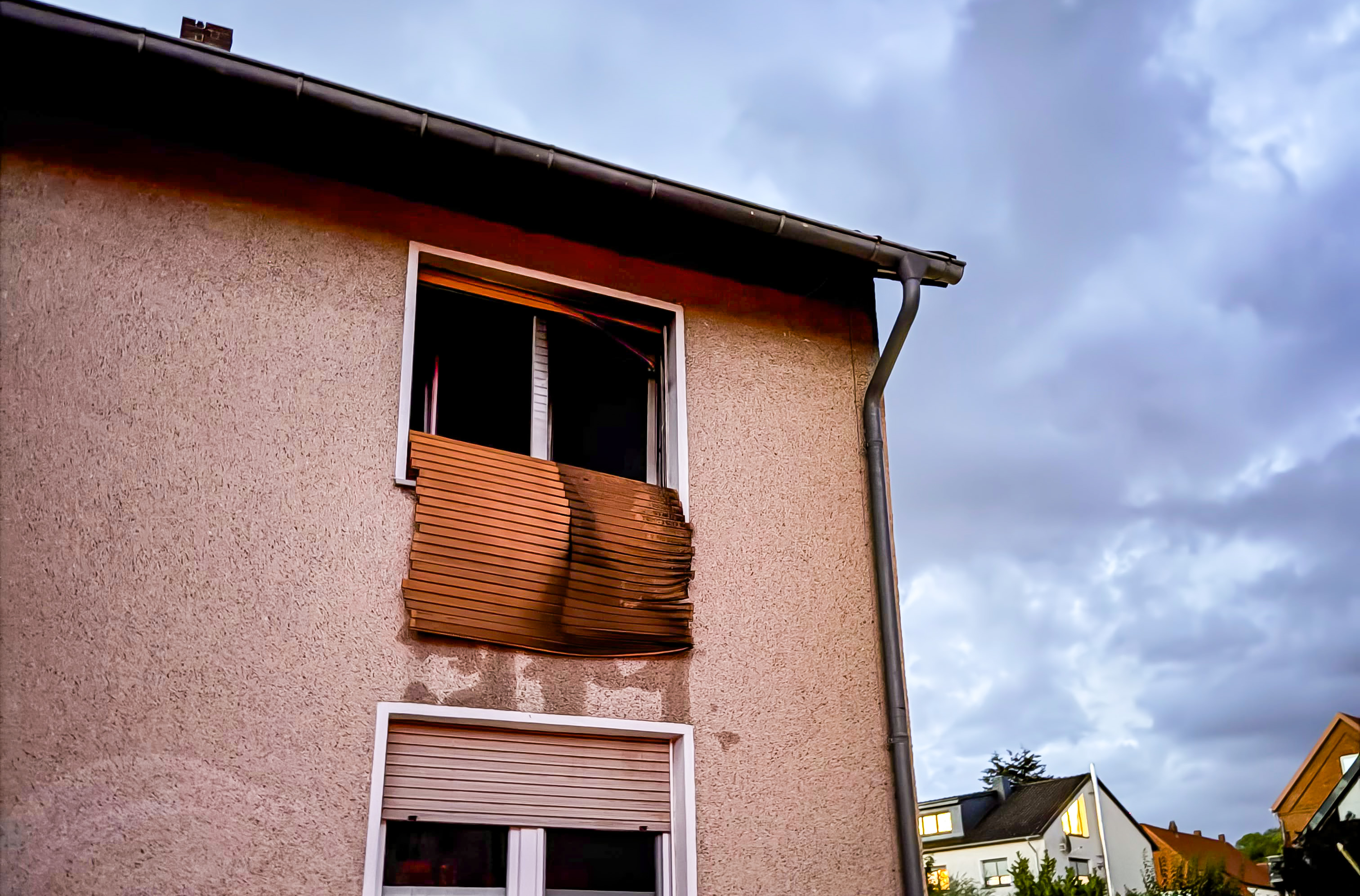 Nach einem Brand ist ein Einfamilienhaus an der Rhedener Hauptstraße derzeit nicht mehr bewohnbar. Verletzt wurde niemand.