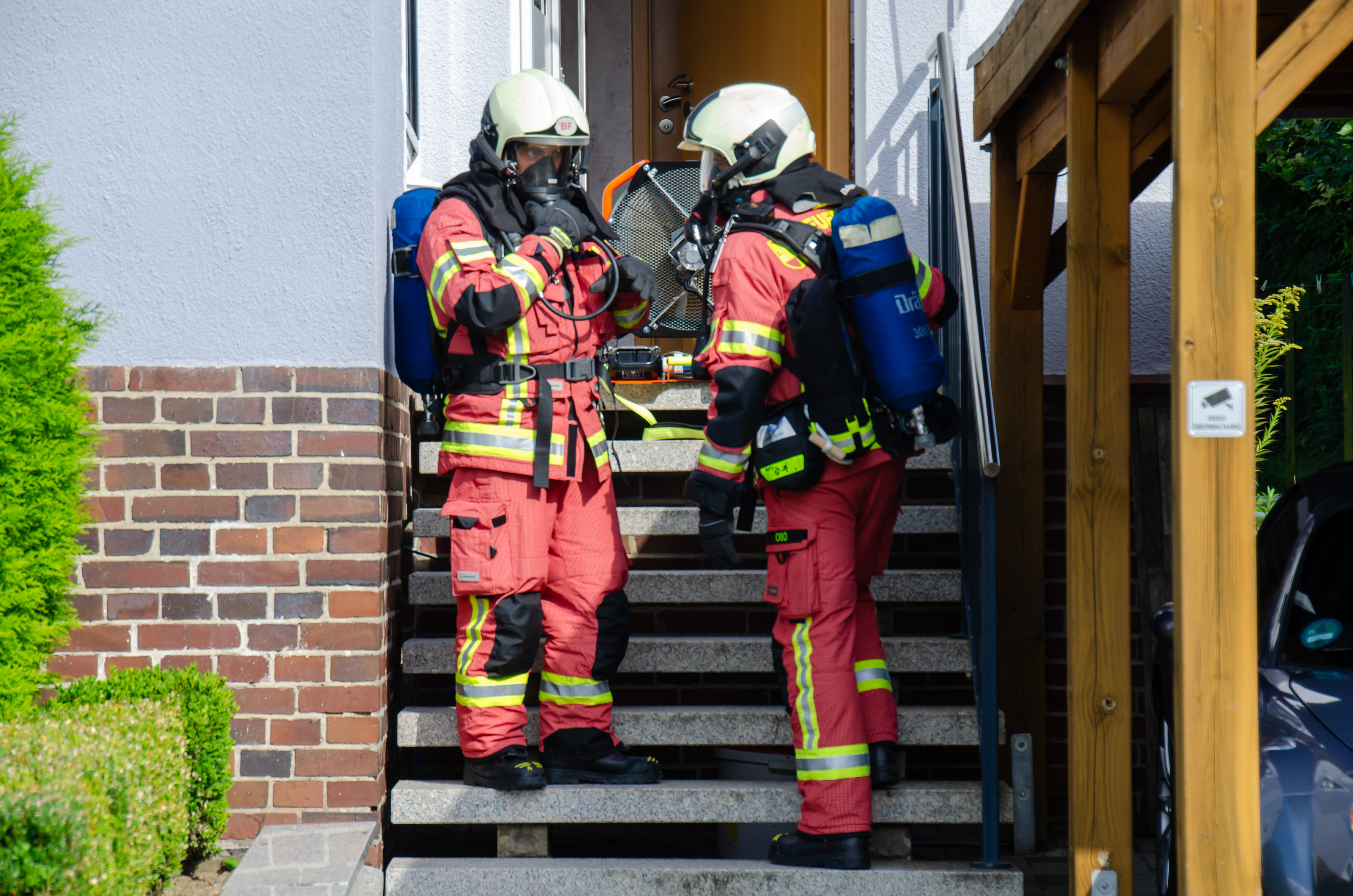 Einsatzkräfte der Berufsfeuerwehr einen Kellerbrand in der Marienburger Höhe.