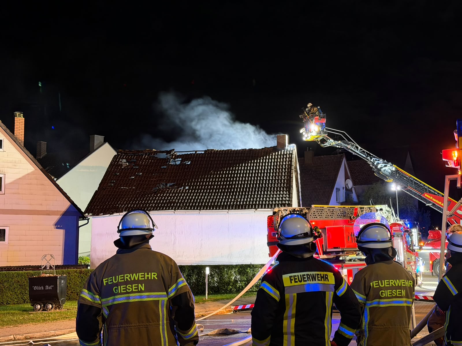 In einem leerstehenden Gebäude in Giesen ist ein Feuer ausgebrochen. Das betroffene Haus befindet sich am Landwehrweg, Ecke Schöne Aussicht.