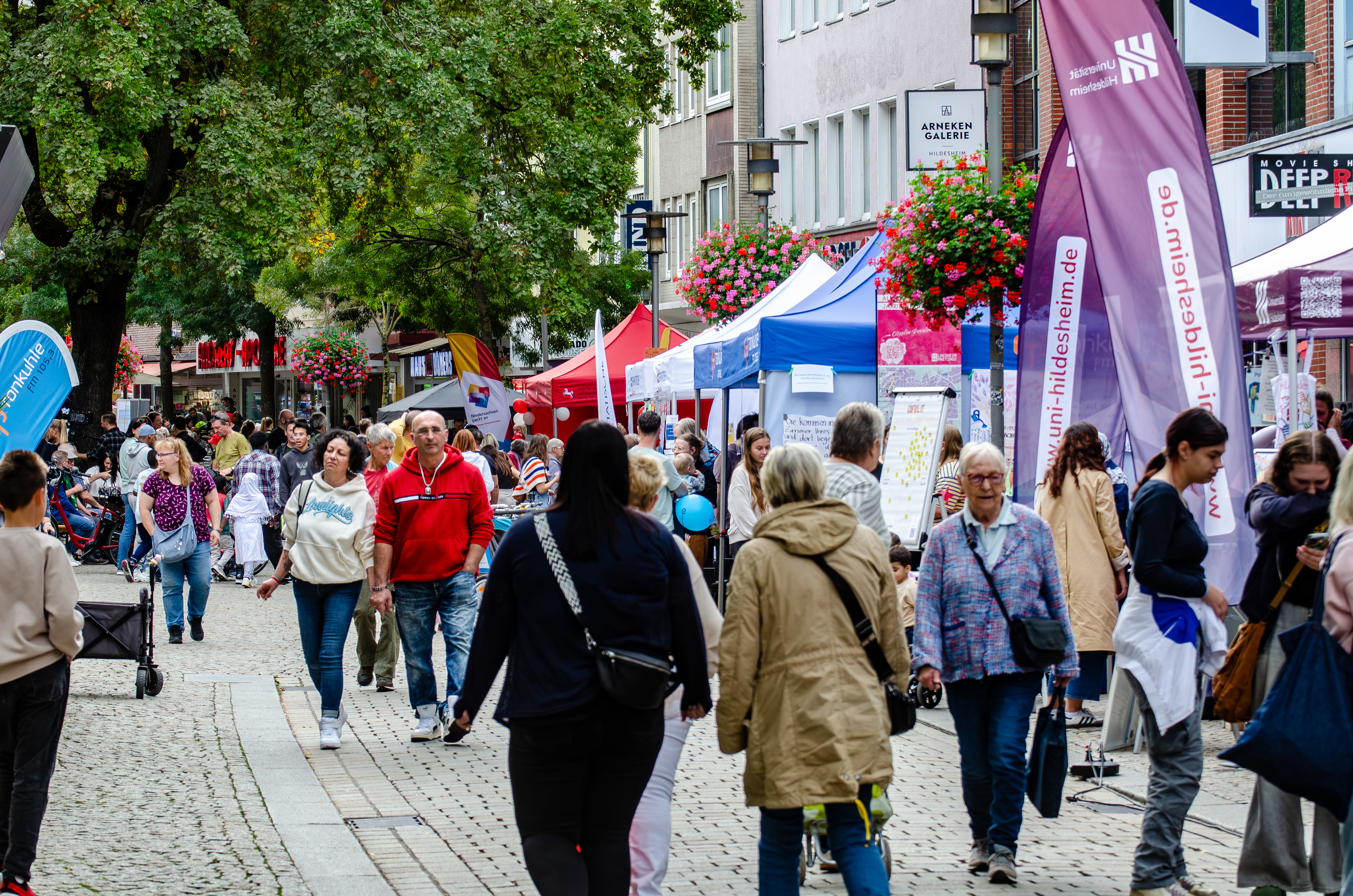 Am Samstag flanierten hunderte Menschen durch die Fußgängerzone und die Meile der Demokratie.