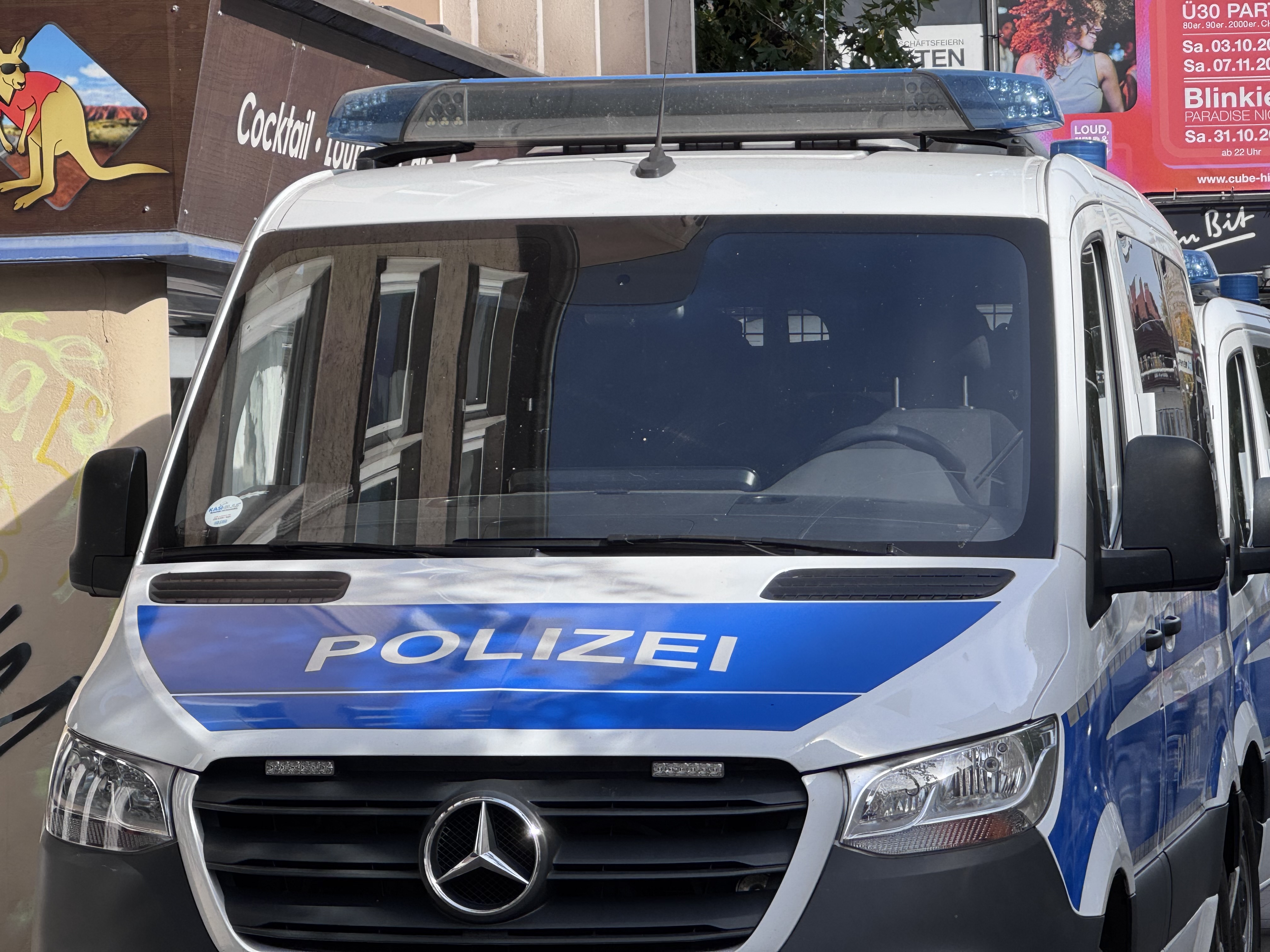 Die Polizei ermittelt nach Widerstandshandlungen in Hildesheim, bei denen zwei Beamte und ein 23-Jähriger verletzt wurden.