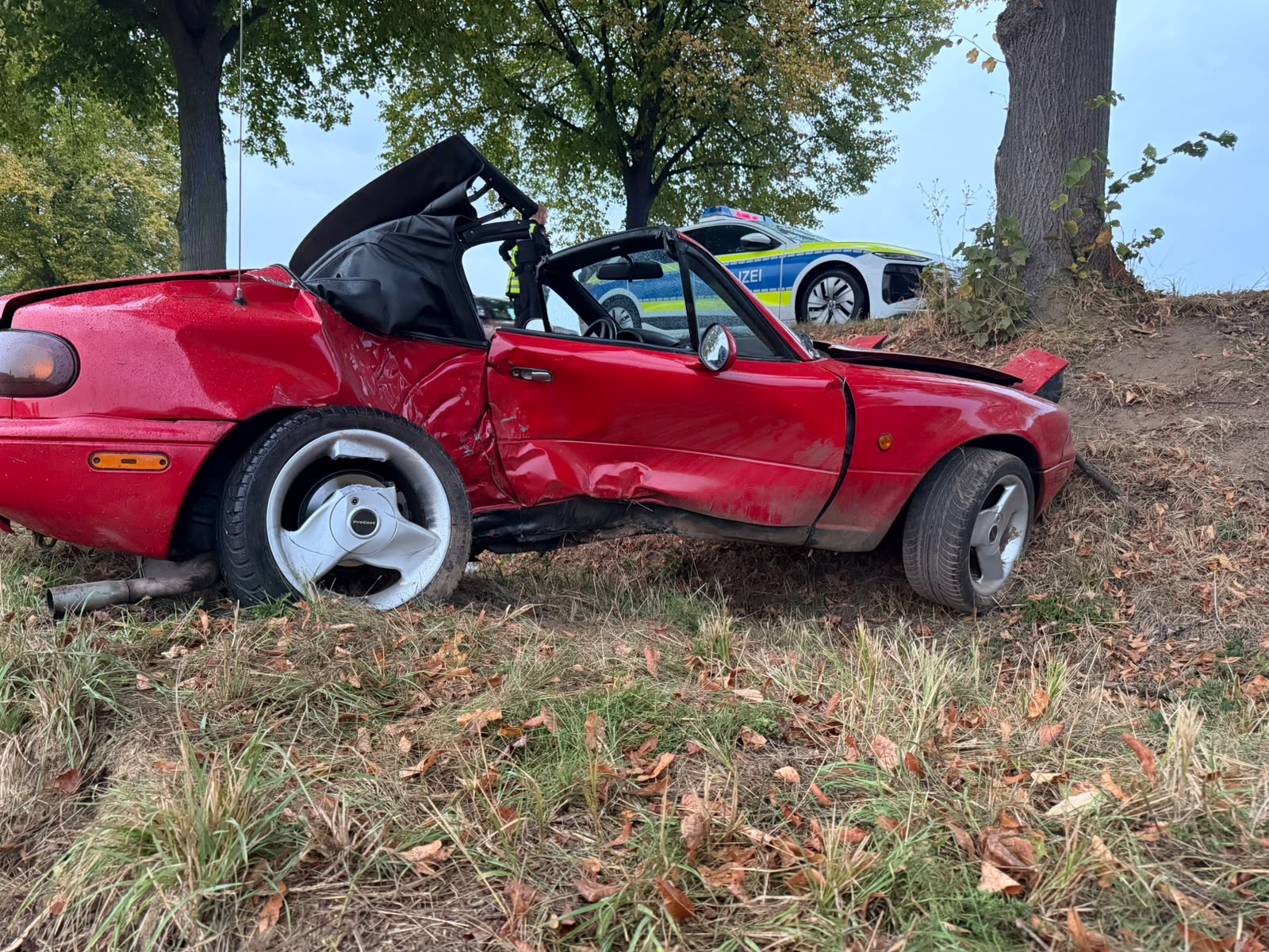 Ein 19-Jähriger wurde bei einem Unfall zwischen Sillium und Holle schwer verletzt.