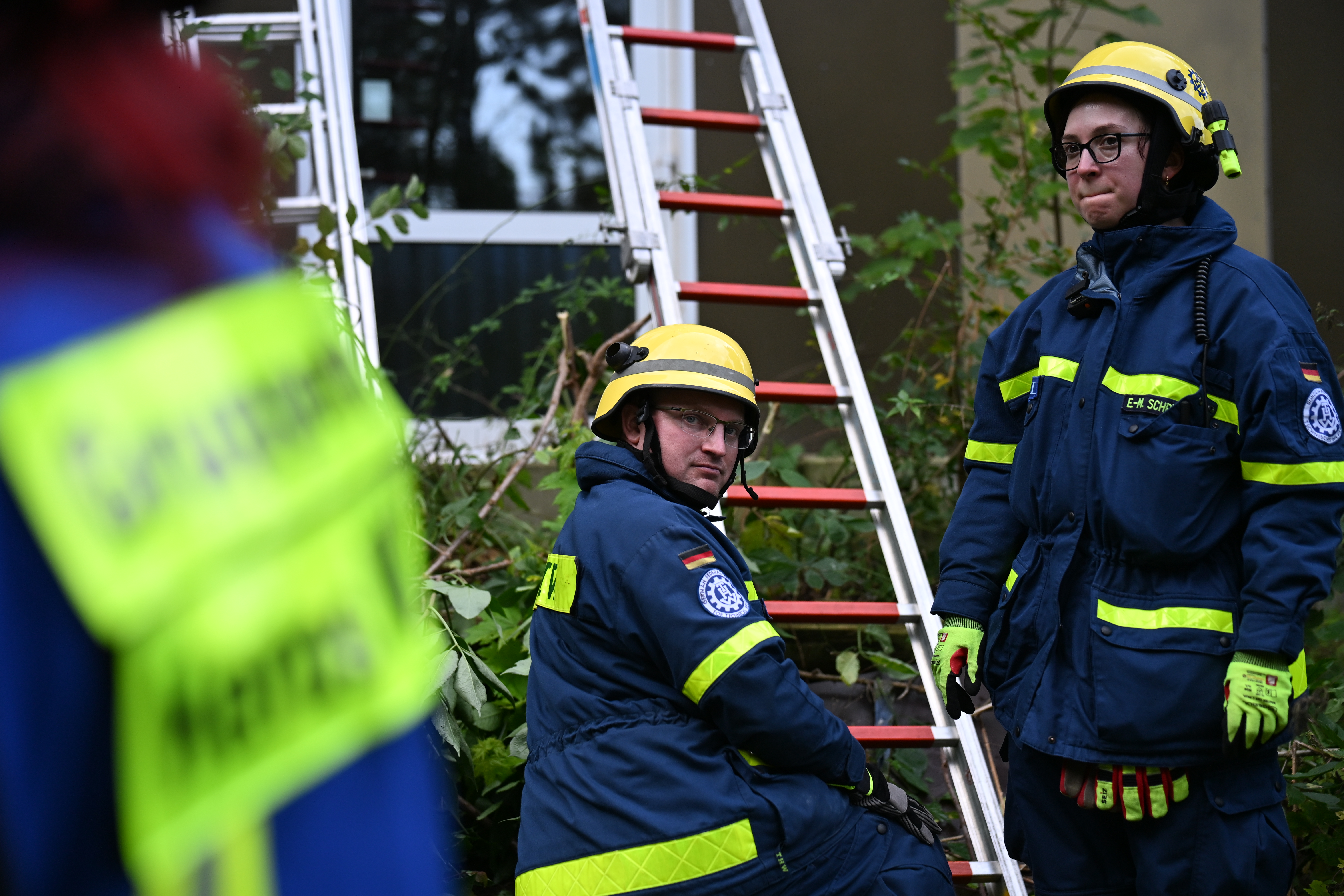Fachmännischer Blick vom THW. Über die Leiter wurden Personen aus einem Gebäude gerettet.