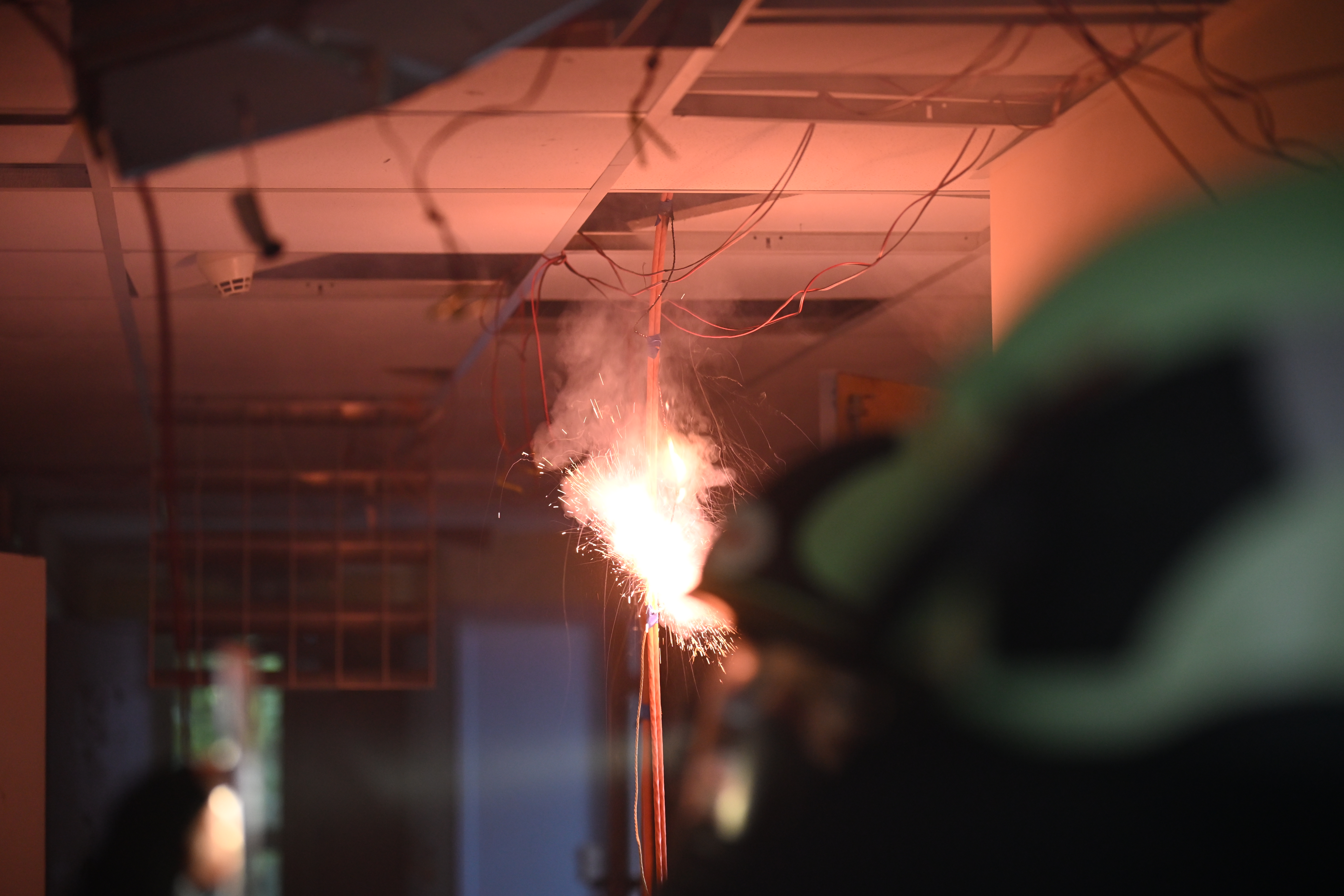 Die Feuerwehr musste unter anderem auch einen Elektrobrand im Gebäude löschen.
