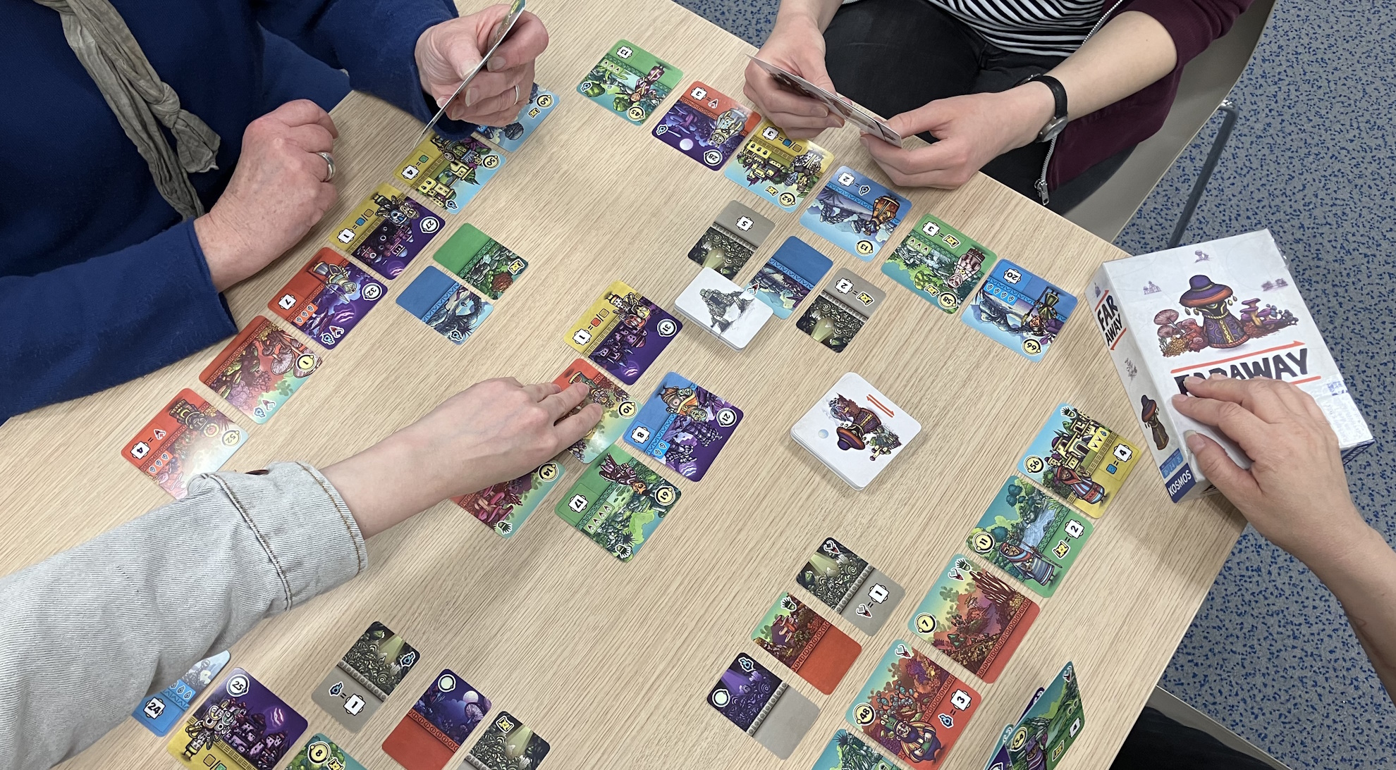 Gemeinsam am Spieltisch: Beim SpielTreff der Stadtbibliothek Hildesheim können Interessierte ab acht Jahren ausgewählte Spiele ausprobieren und andere Spielebegeisterte kennenlernen.