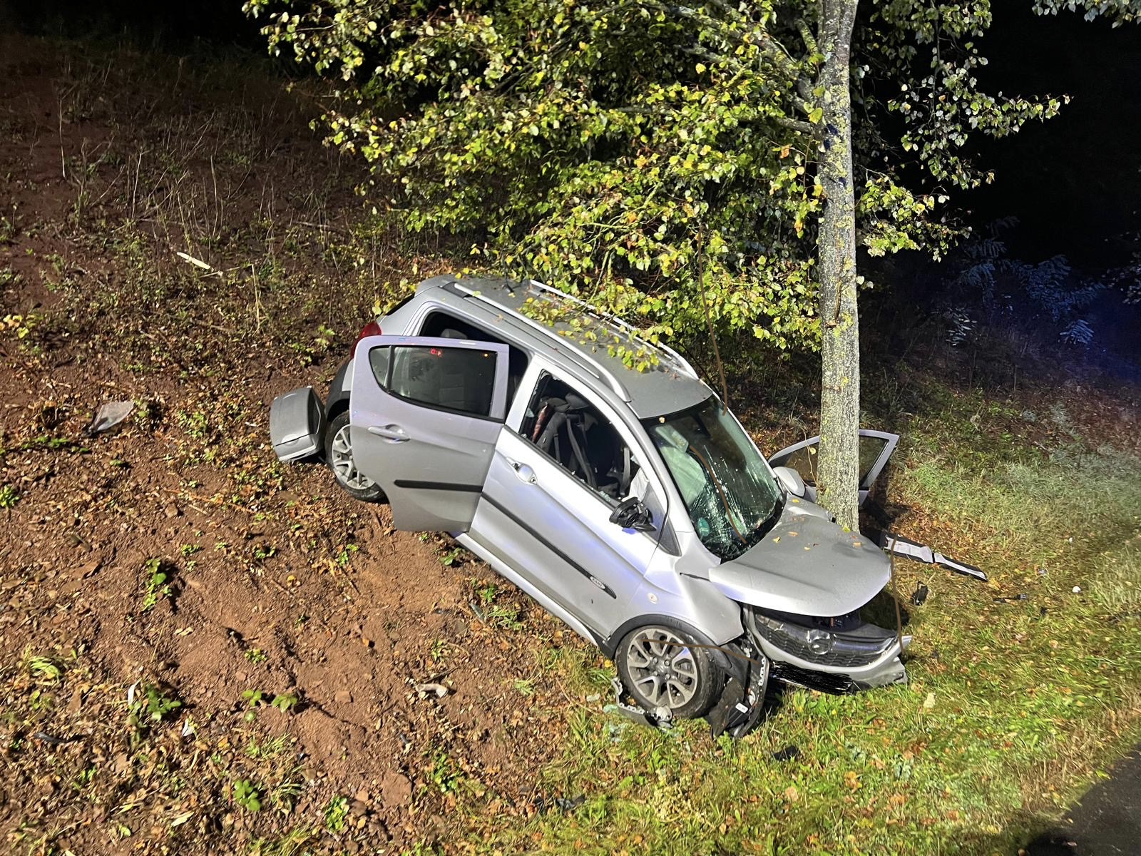 Bei einem Unfall auf der Kommunalen Entlastungsstraße in Bad Salzdetfurth wurde eine 49-jährige Autofahrerin schwer verletzt. Ihr Opel Karl prallte gegen zwei Straßenbäume.
