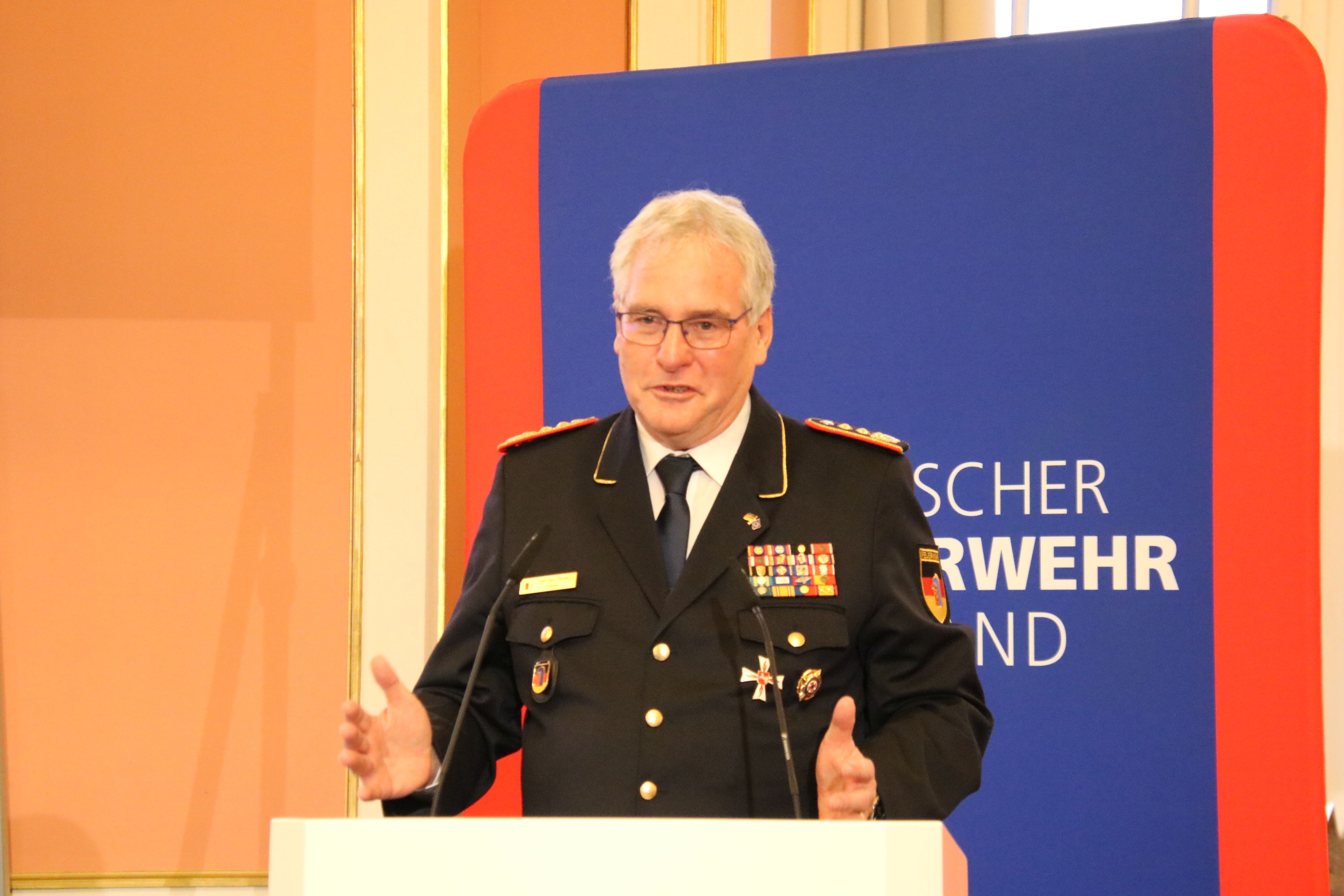 Karl-Heinz Banse steht seit 2021 an der Spitze des Deutschen Feuerwehrverbandes. Seine Amtszeit endet am 26. Februar 2027.