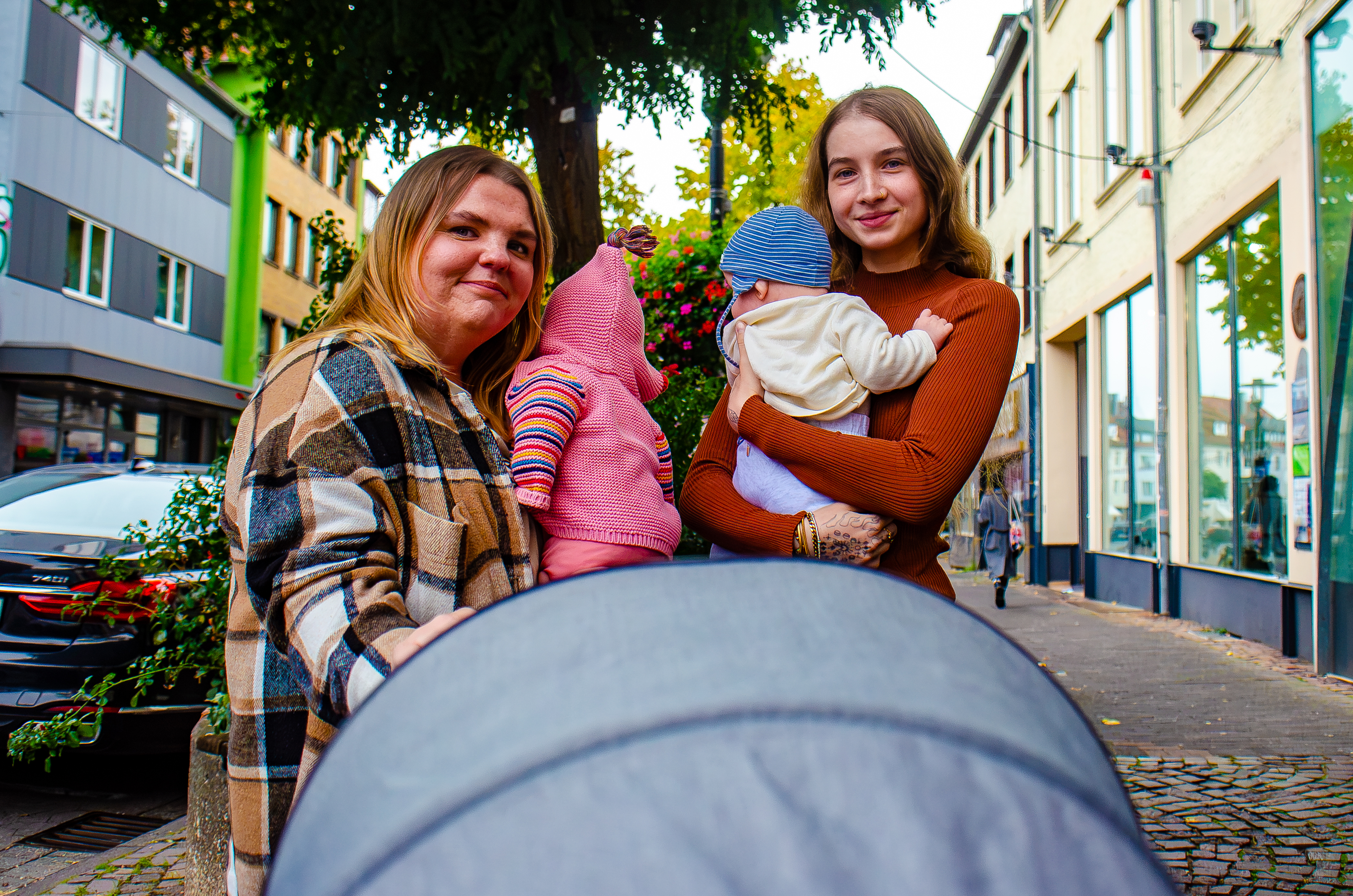 Michelle Reisch (l) und Tia Oertwig die beiden Gründerinnen der Buggy-Bande. Kennengelernt haben sie sich im Krankenhaus.